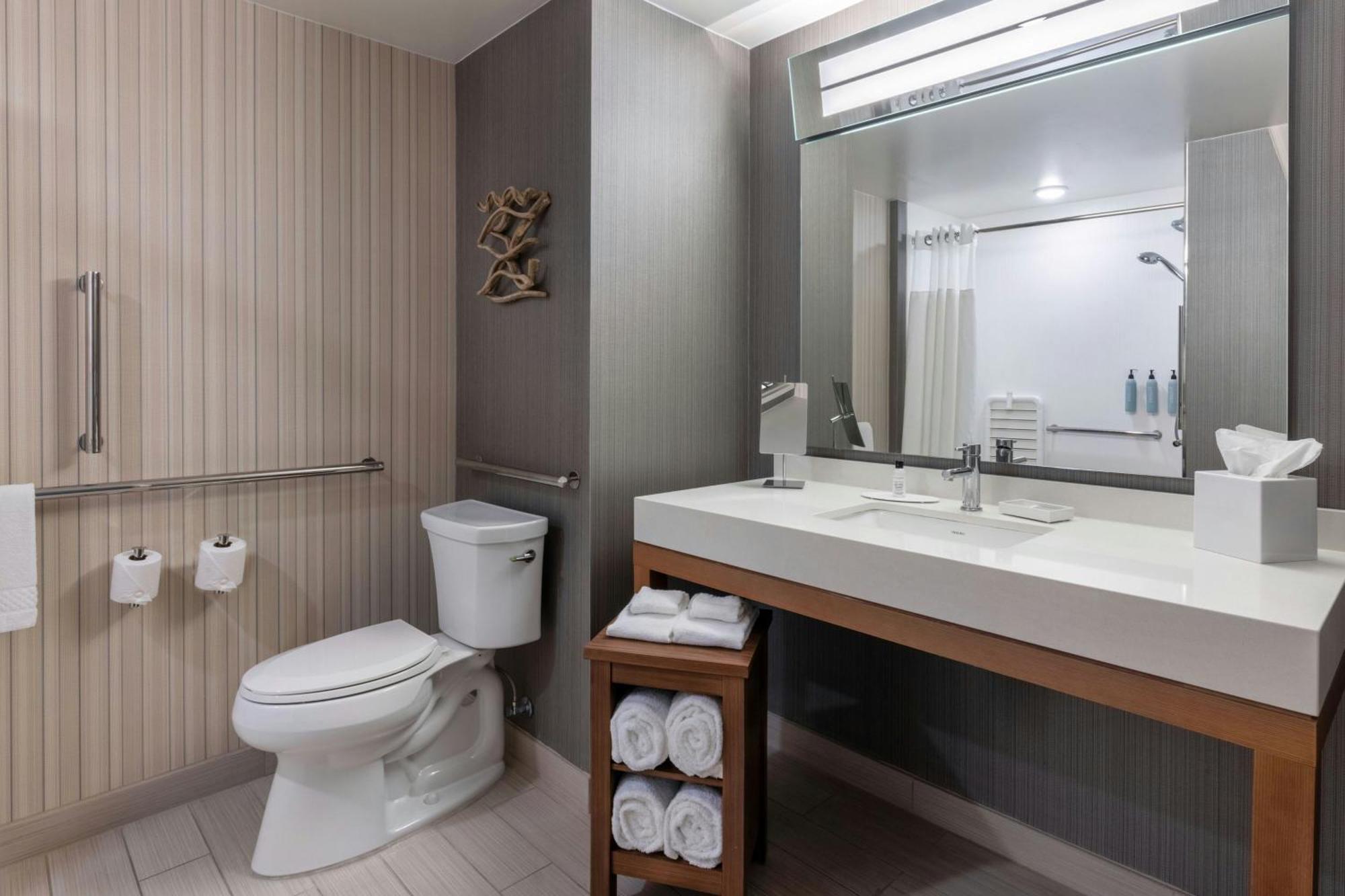 Queen Room with Two Queen Beds, Ocean View, Bathtub and Balcony - Mobility Access