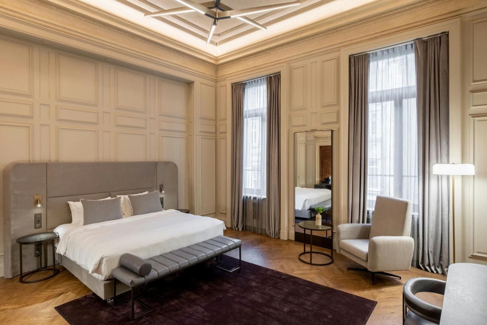 Heritage Larger Room with 1 King Bed