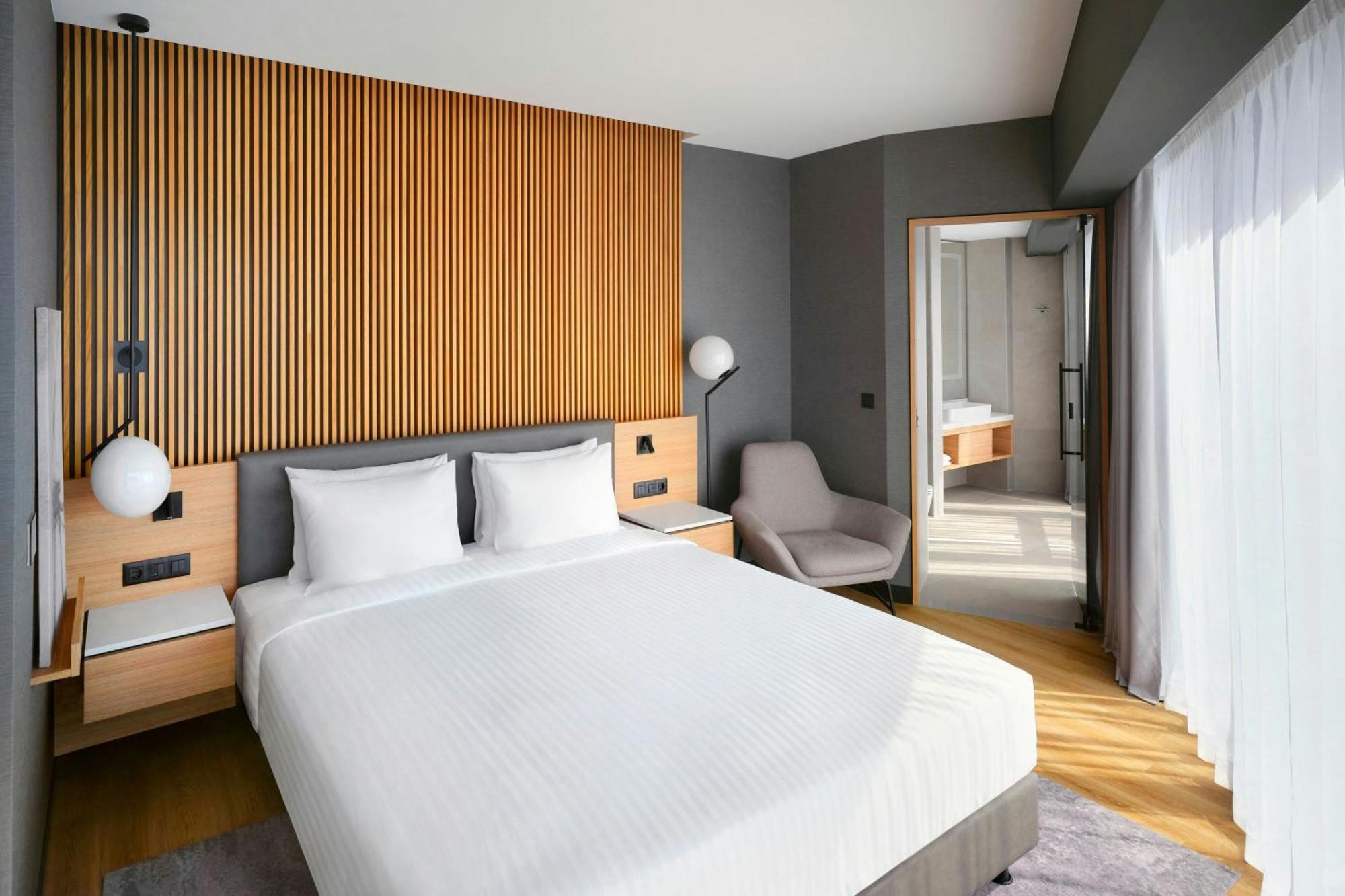 Standard King Room with Sea View