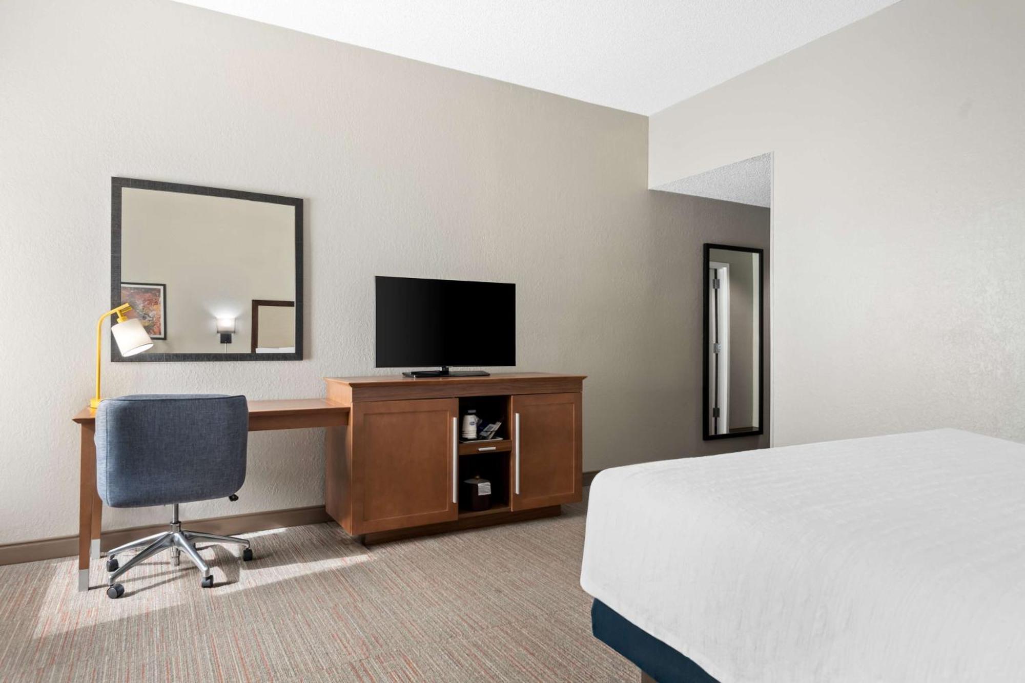 King Room with King Bed - Non-Smoking