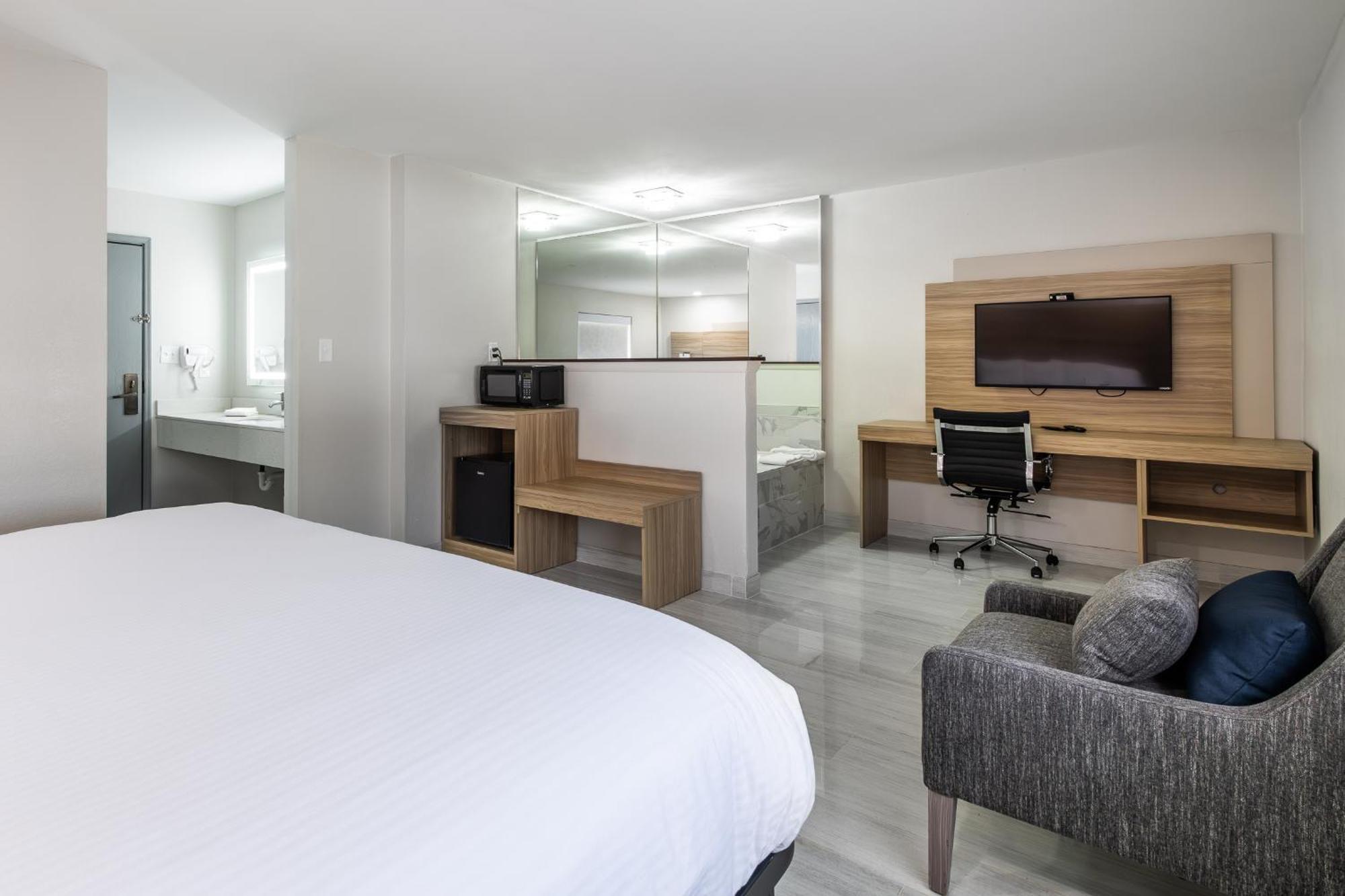 Suite with Hot Tub
