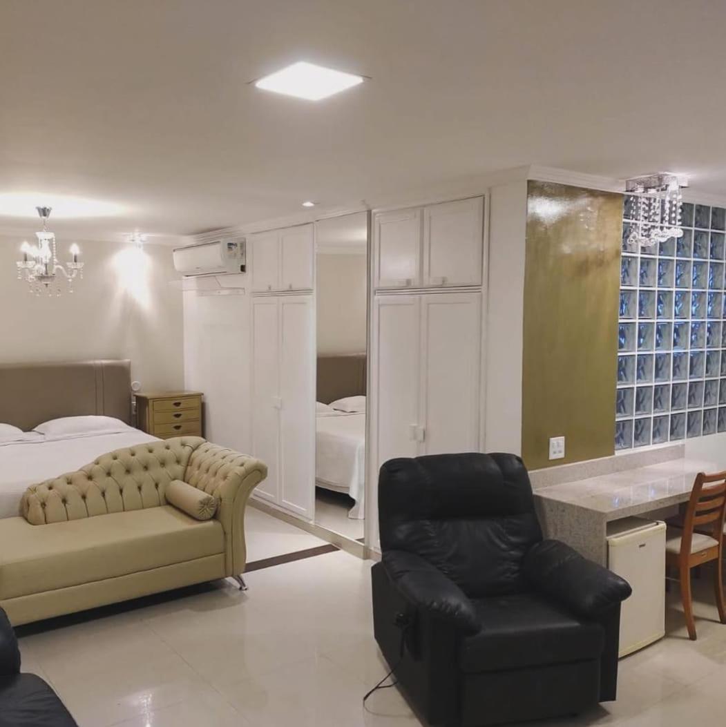 Suíte com Cama King-size e Banheira de Hidromassagem