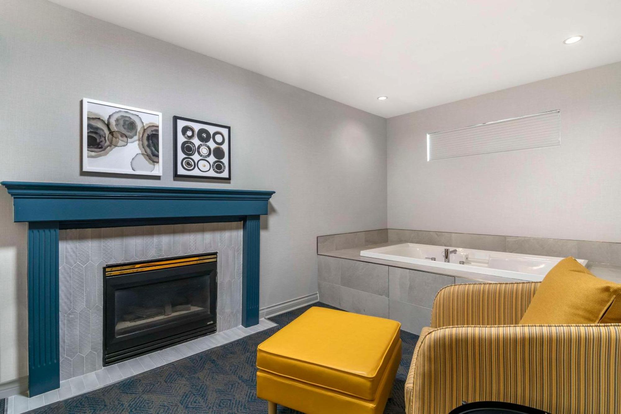King Room with Hot Tub - Non-Smoking