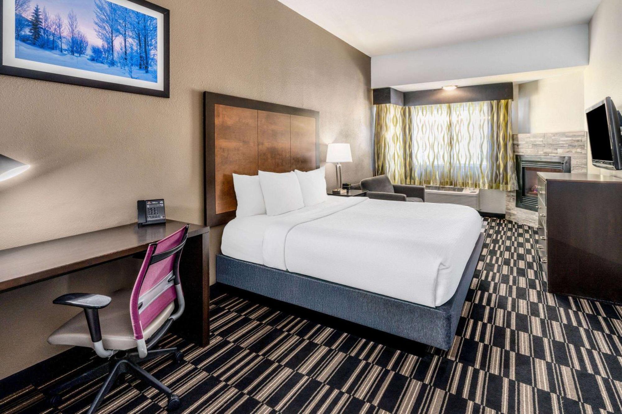 1 King Bed, Fireplace, Non-Smoking