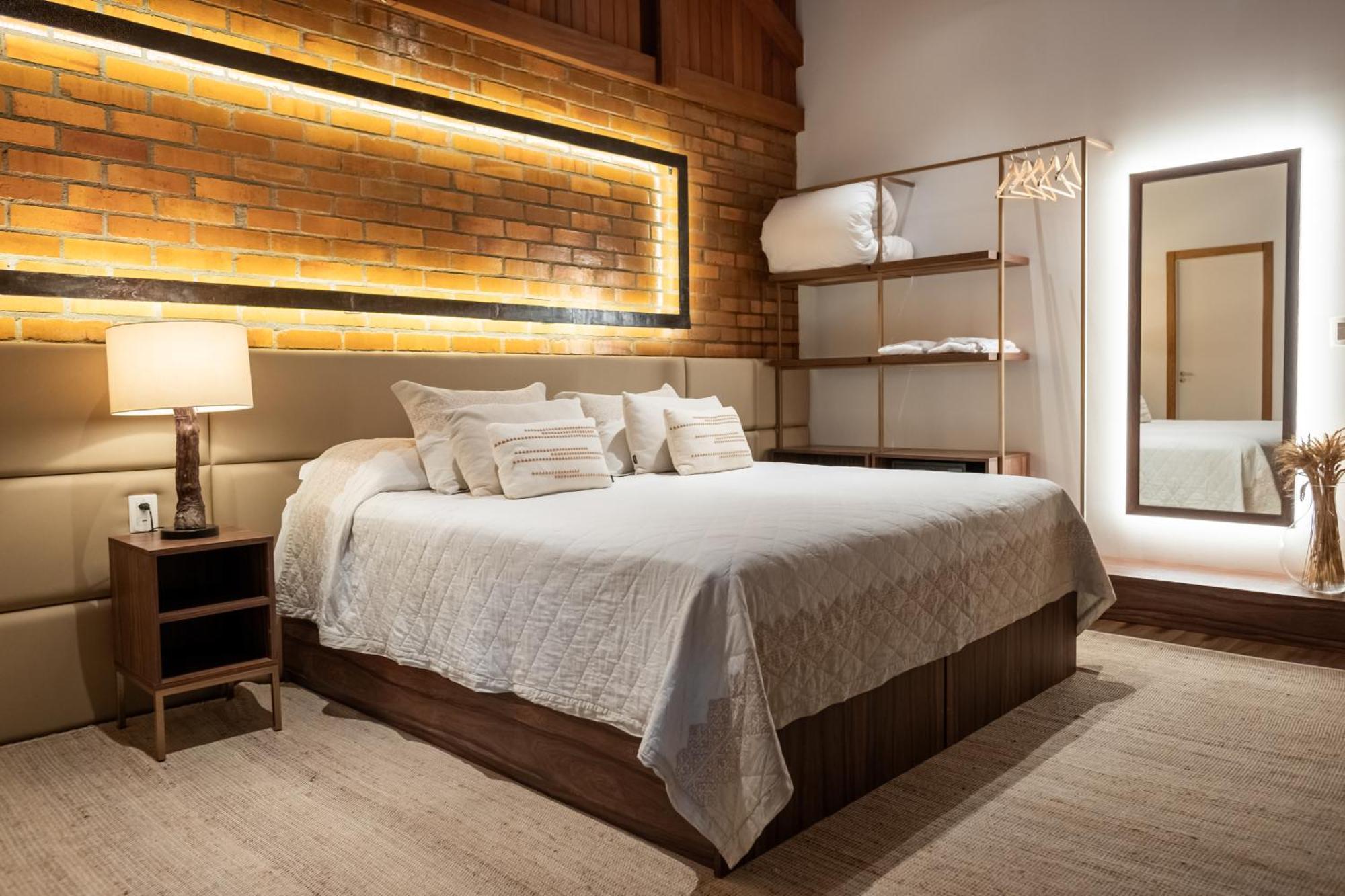 Suíte com Cama King-size e Banheira de Hidromassagem