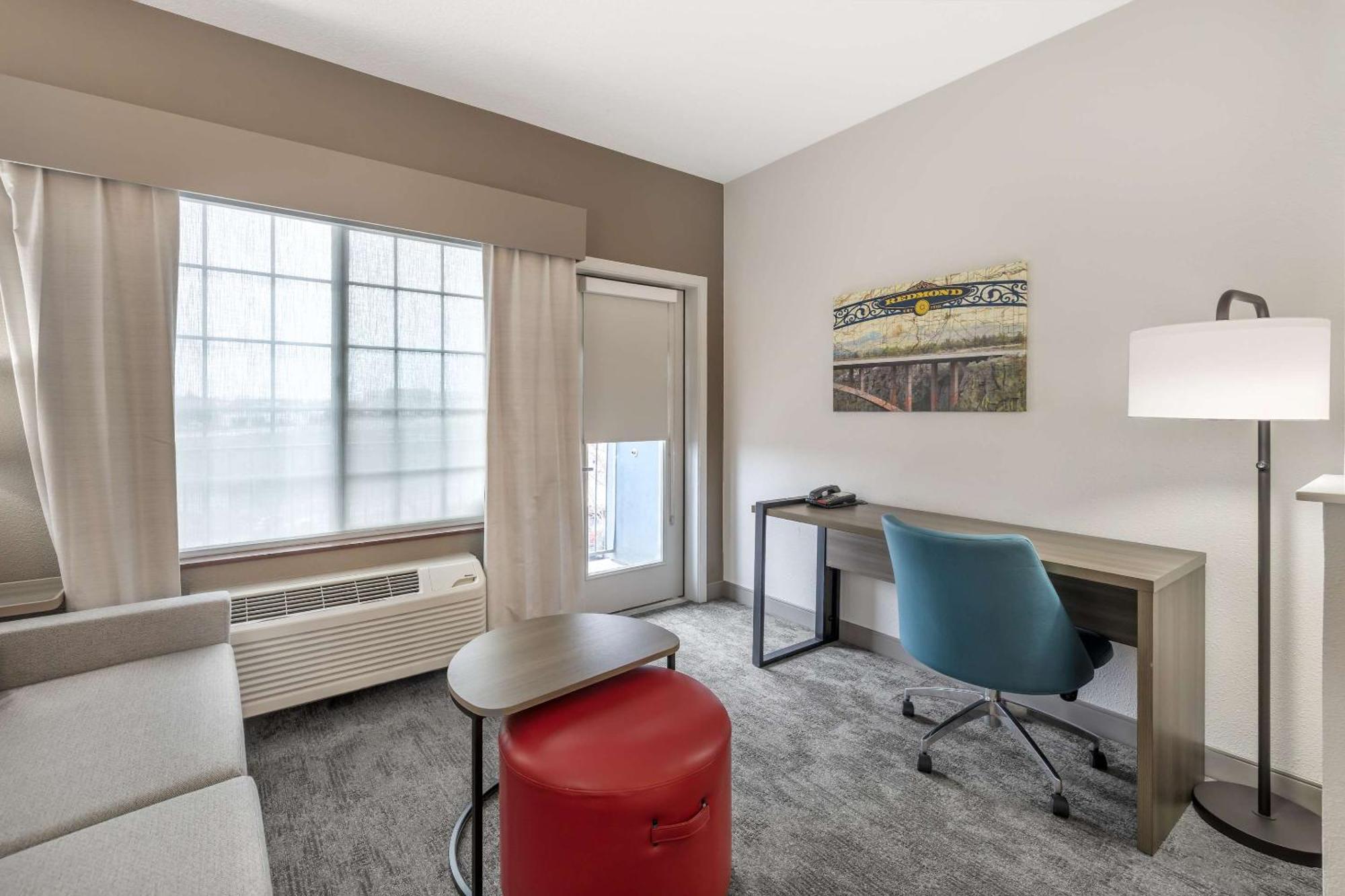 Deluxe Queen Suite with Two Queen Beds with Sofa Bed - Non-Smoking