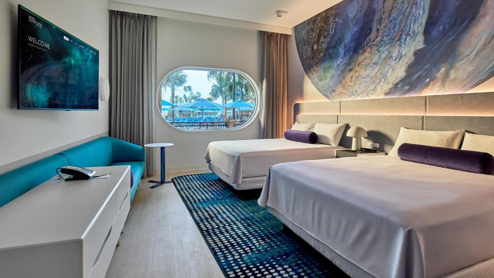 Hearing Accessible Pool View Standard Room (Includes Early Park Admission*)