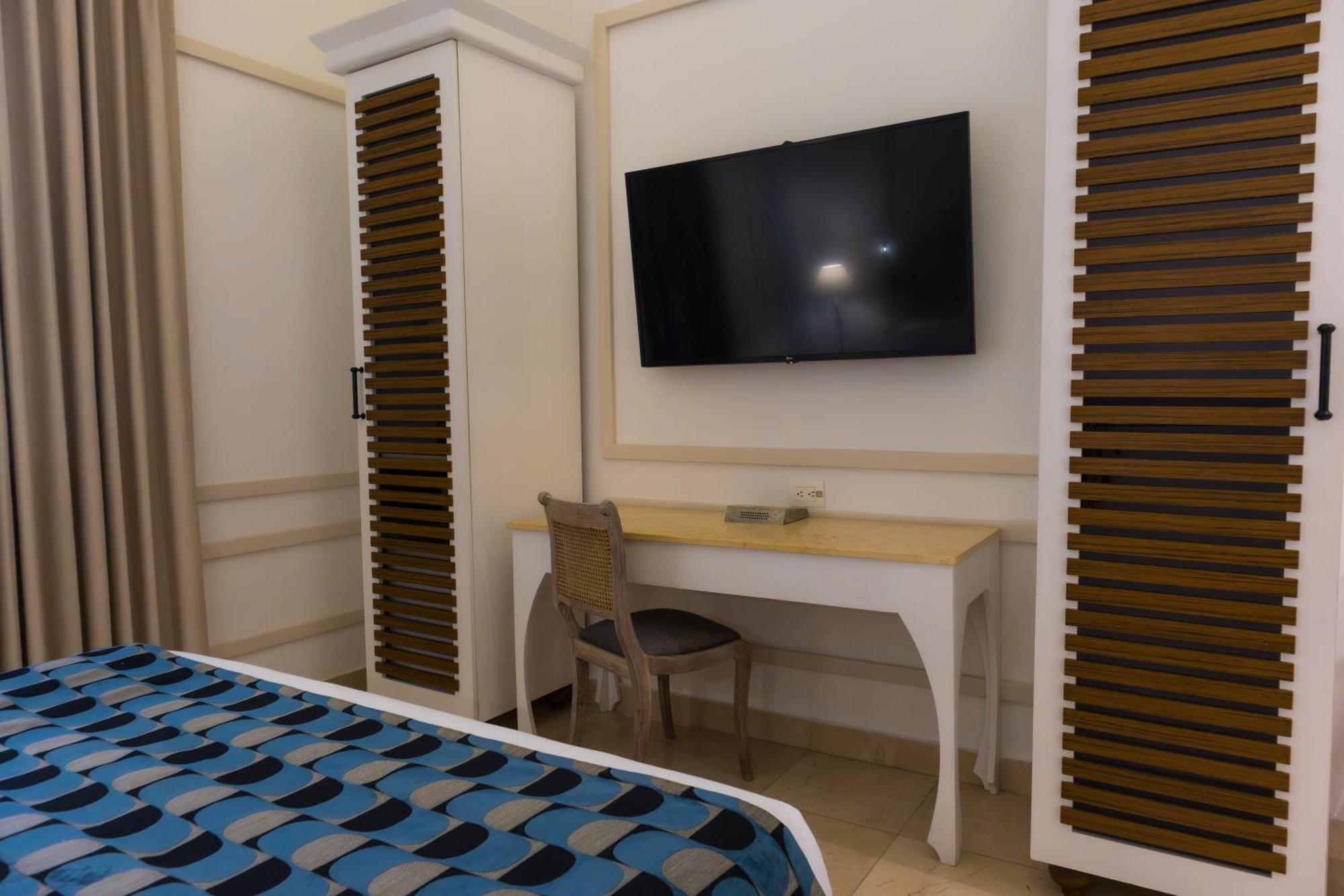 1 Queen Bed