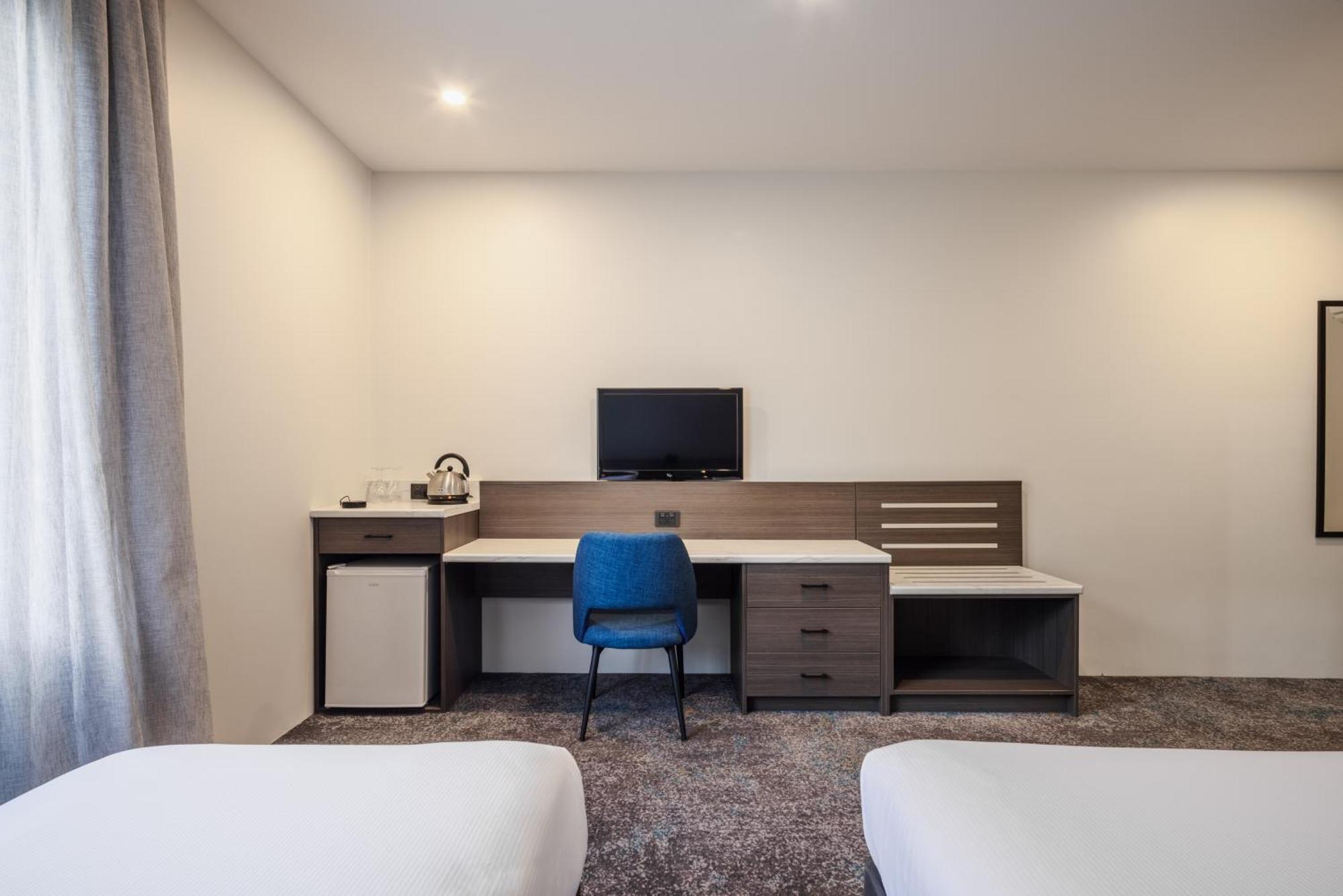 Queen Studio with Single Bed