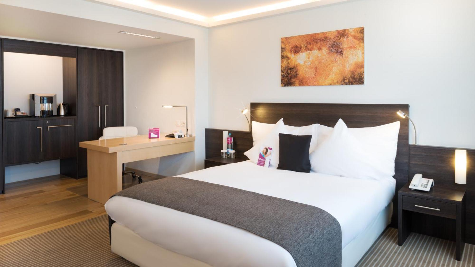 Junior Queen Suite with Lounge
