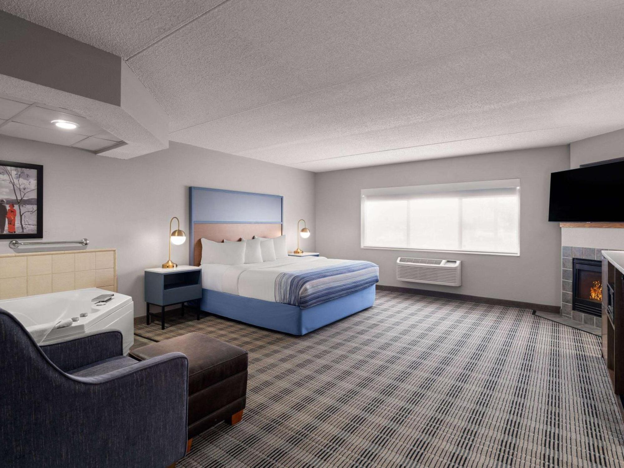 Deluxe King Suite - Non-Smoking