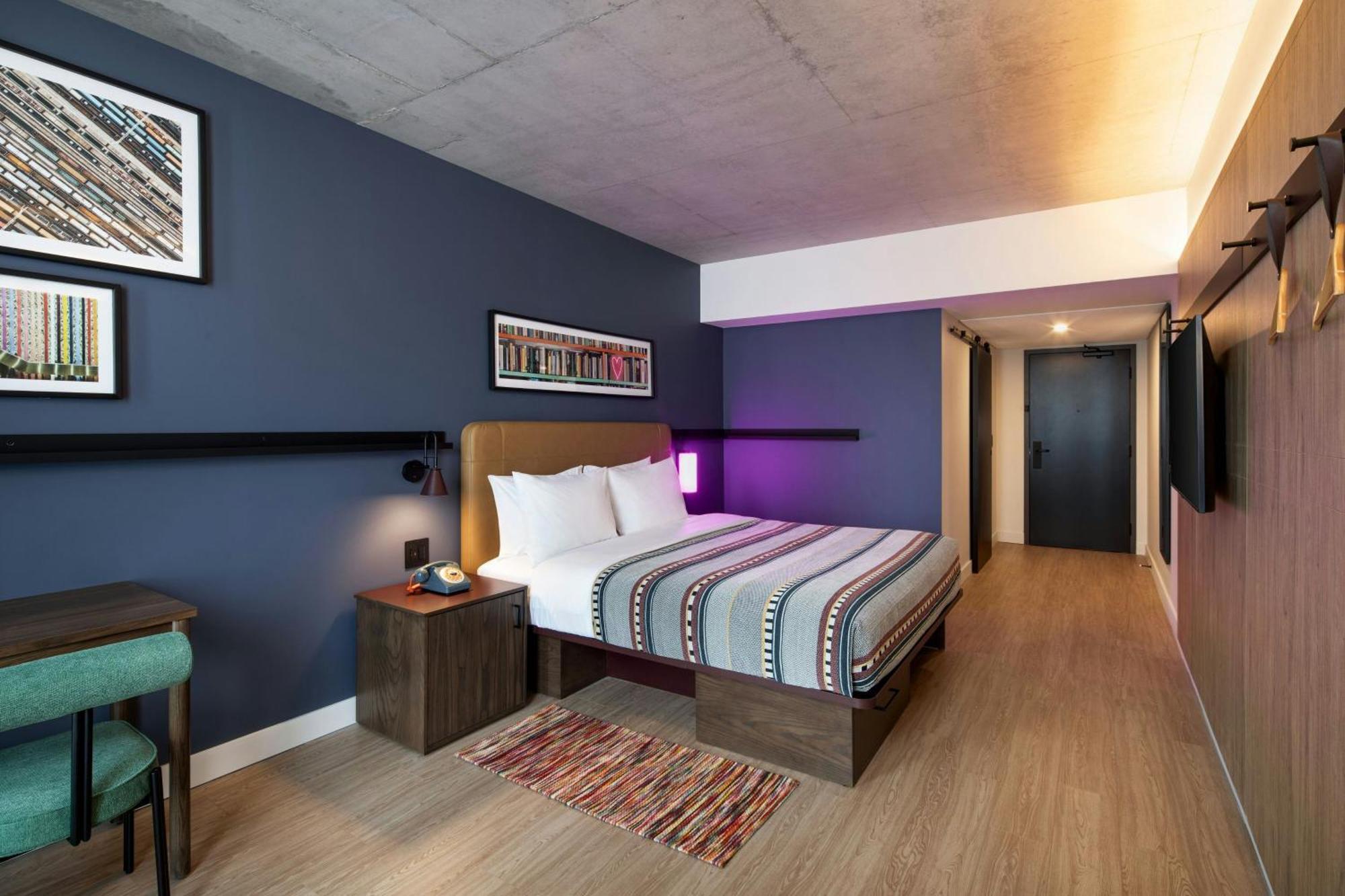 Standard King Room with City View
