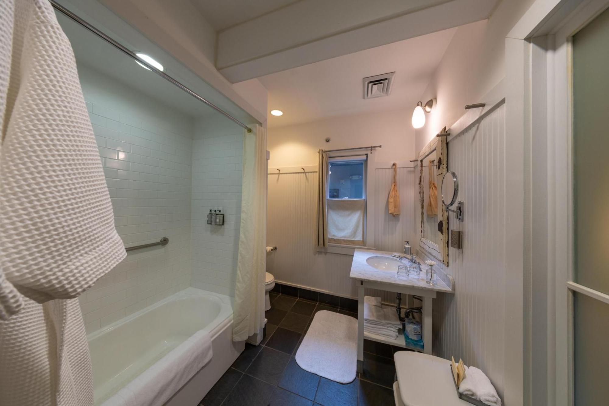 Deluxe Standard King Room