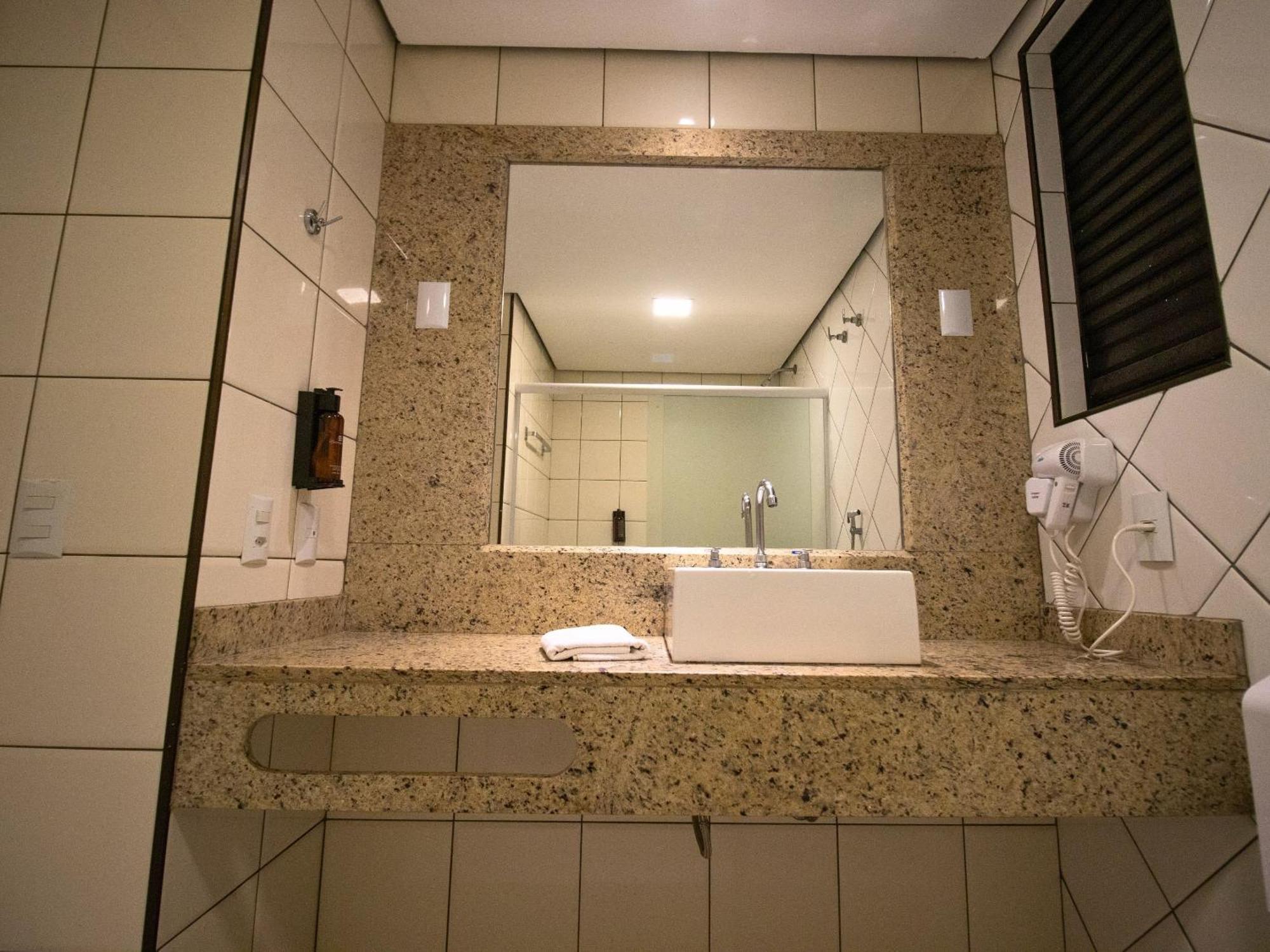 Quarto Duplo com 1 Cama de Casal