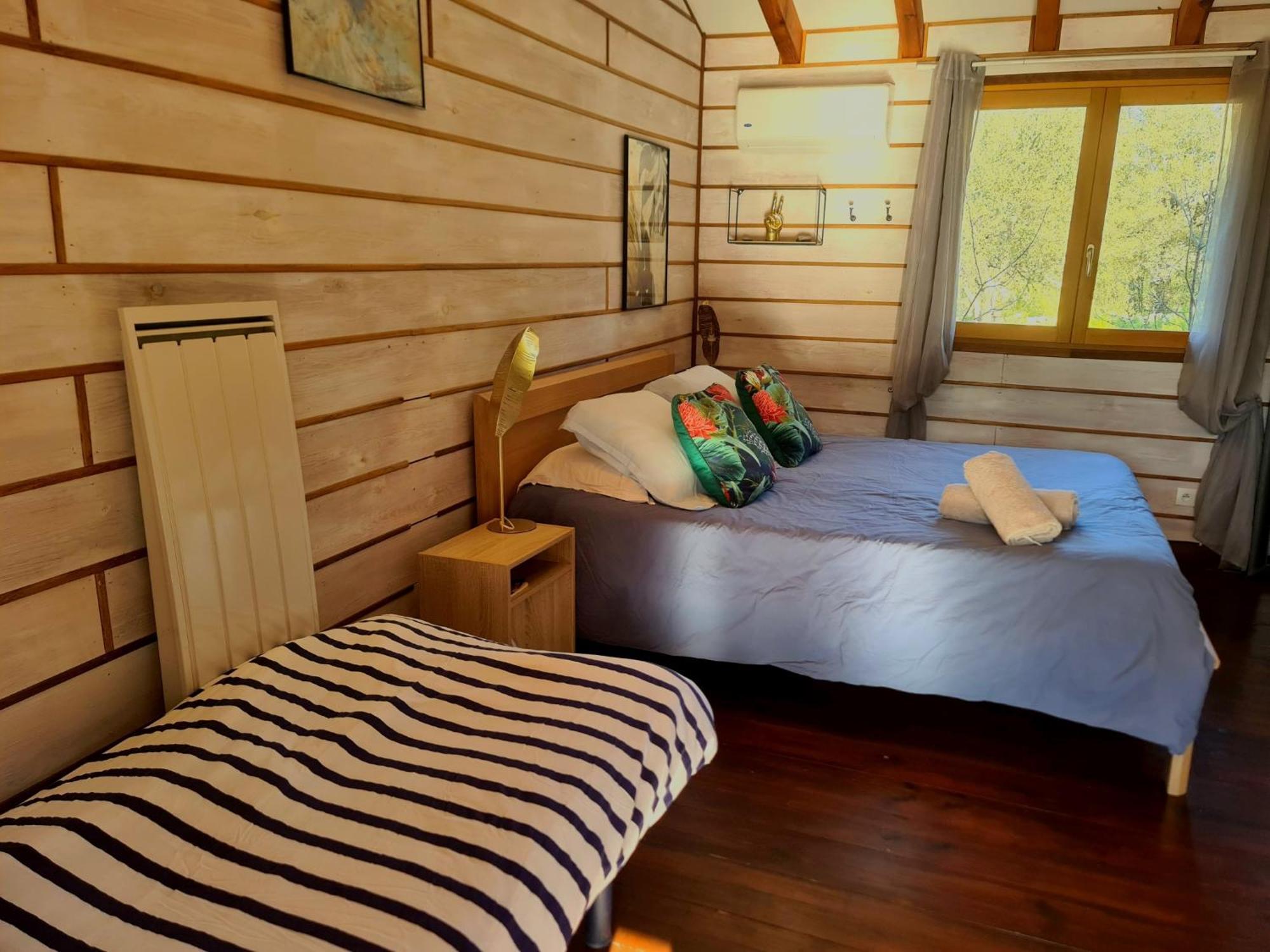 Chambre Triple - Vue sur la Piscine