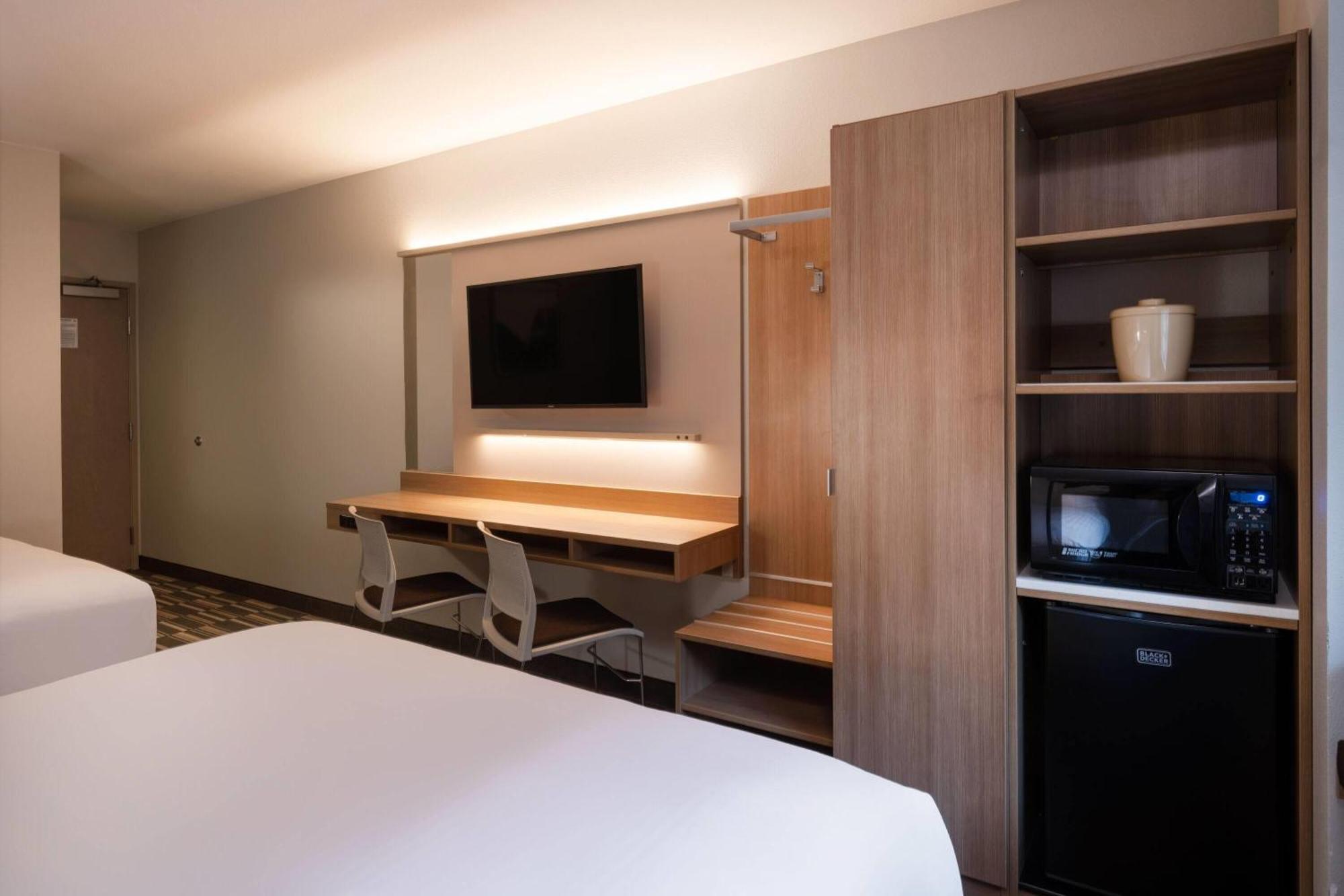 Lake Side Queen Room with Two Queen Beds - Non-Smoking