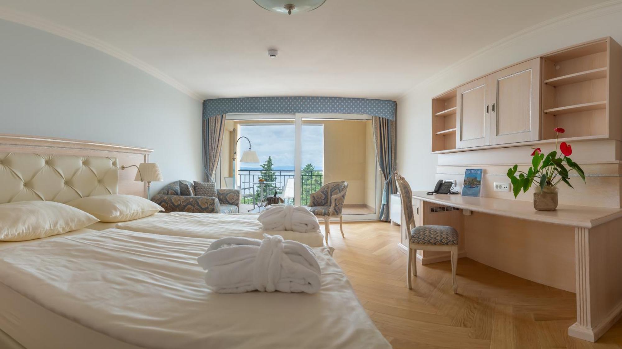 Deluxe Double Room with Balcony and Sea View