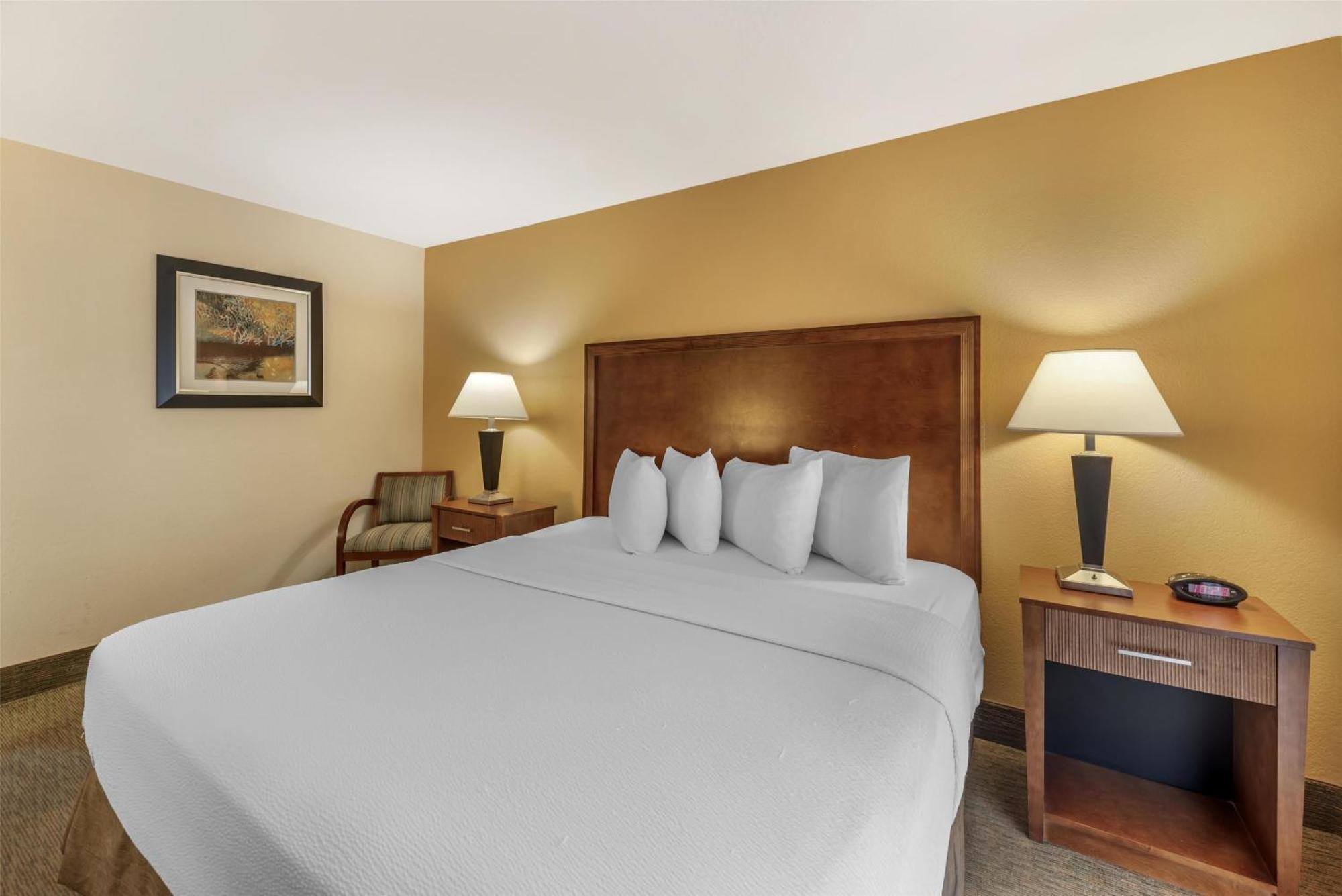 King Room with Bath Tub - Disability Access/Non-Smoking/Poolside