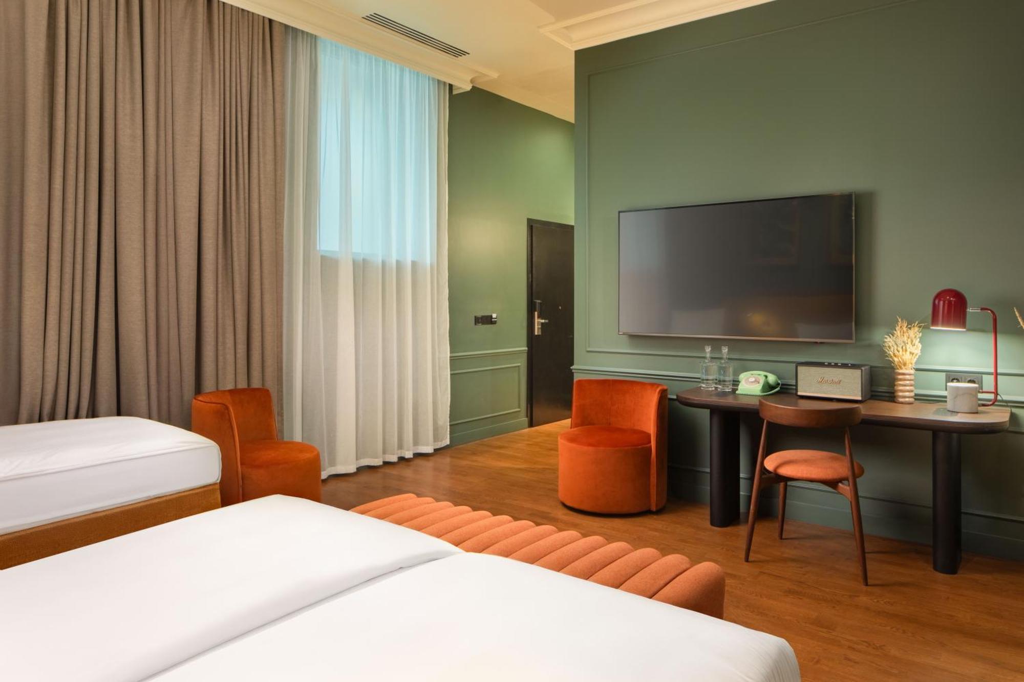 Deluxe Twin Room Atrium View Accessible