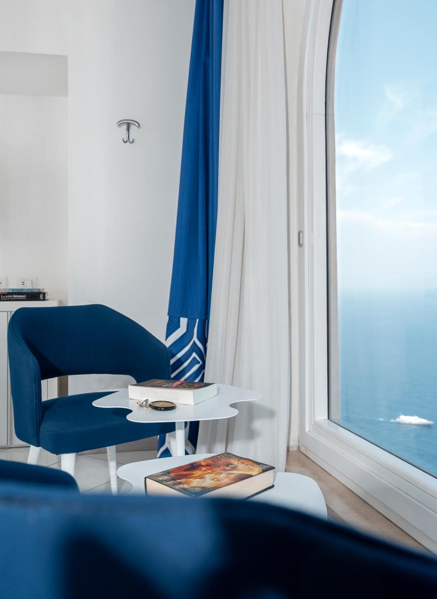 Quarto com Cama Queen-size e Banheira de Hidromassagem