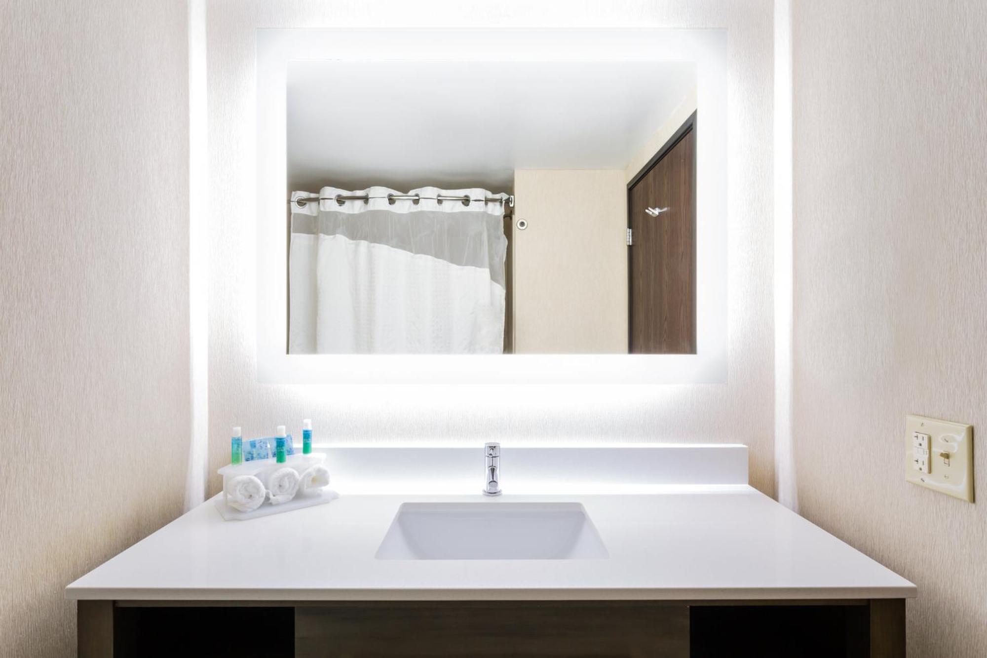 Standard Queen Room with Two Queen Beds and Mobility Accessible Tub