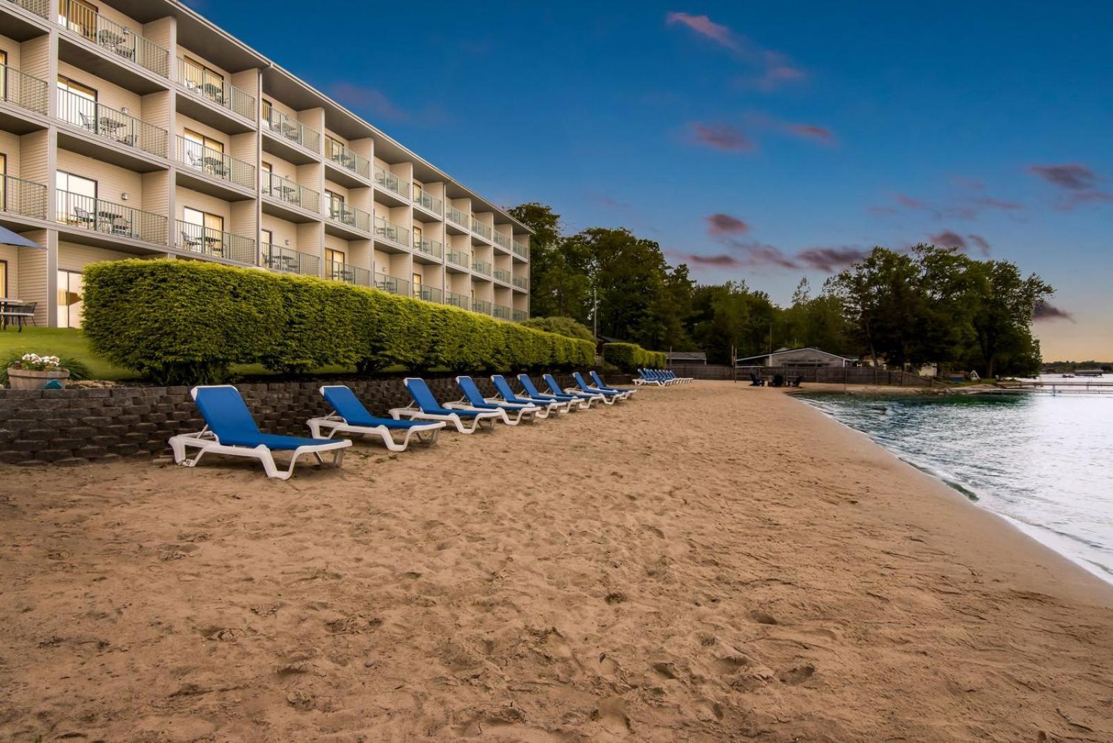 2 Queen Beachside Walkout