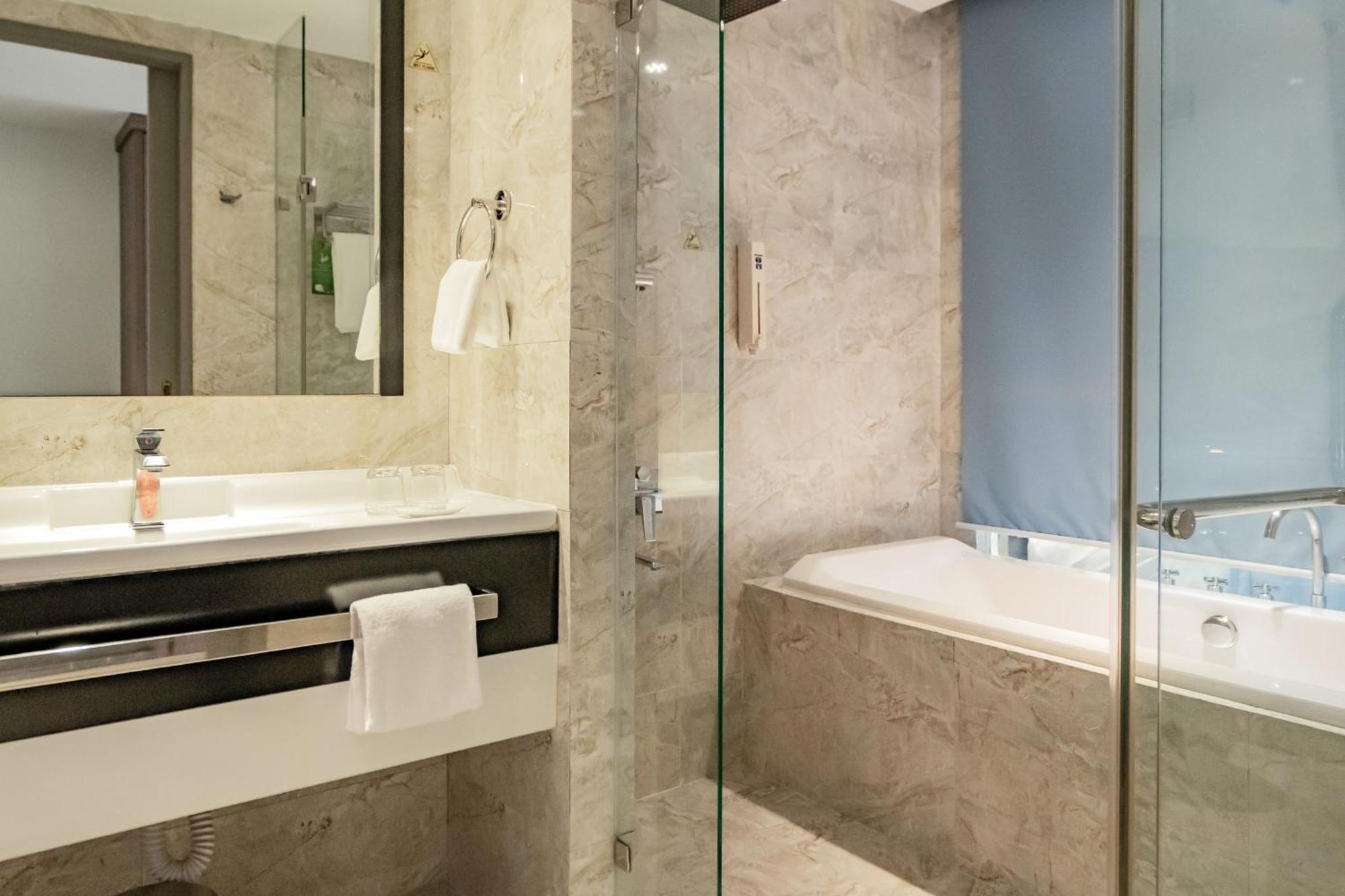 Deluxe Double Room with Balcony and Sea View
