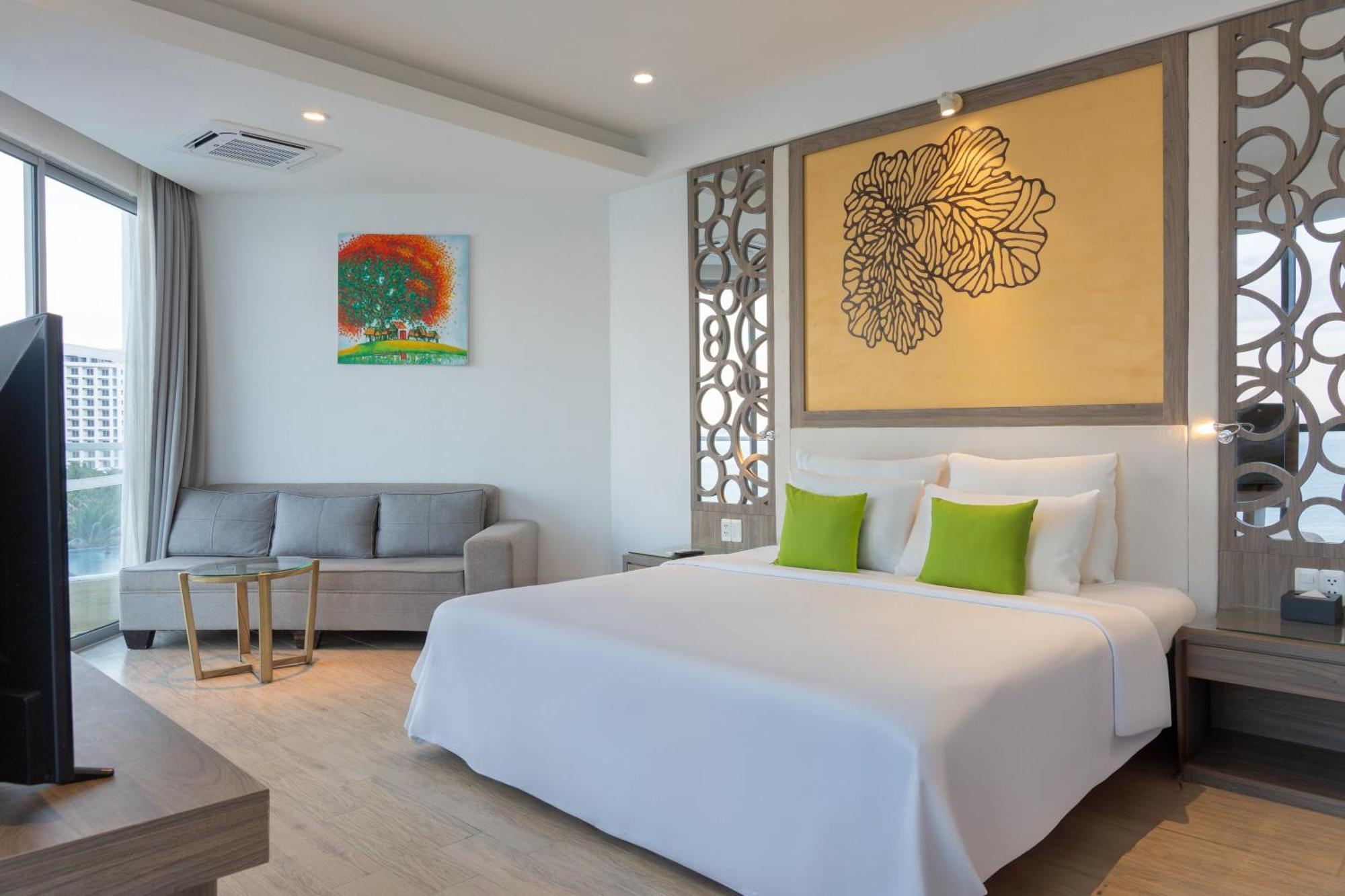 Deluxe Double Room with Side Sea View