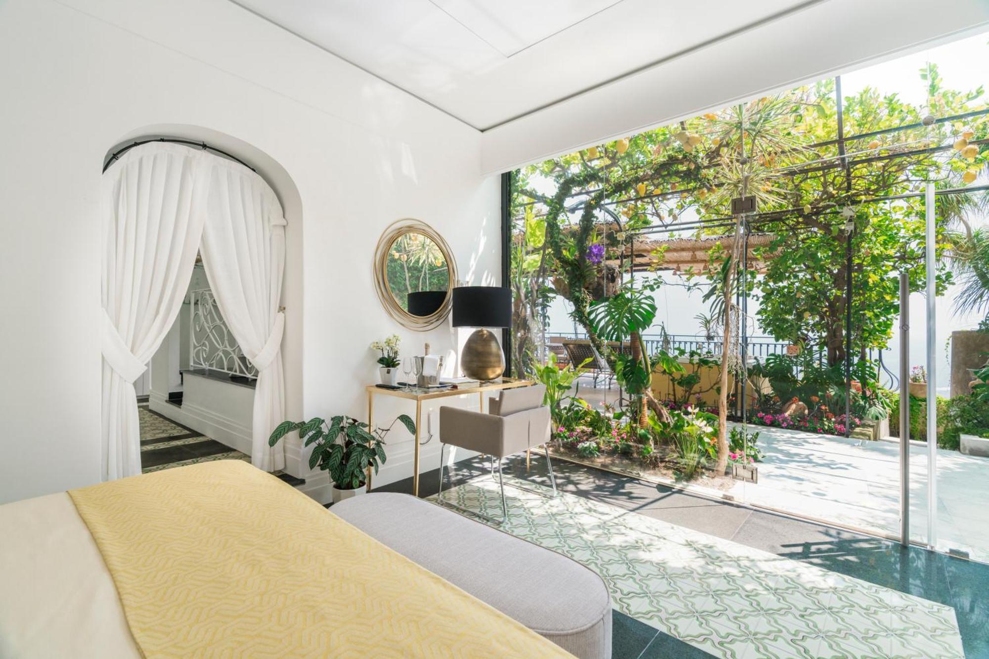 Deluxe Suite with Sea View