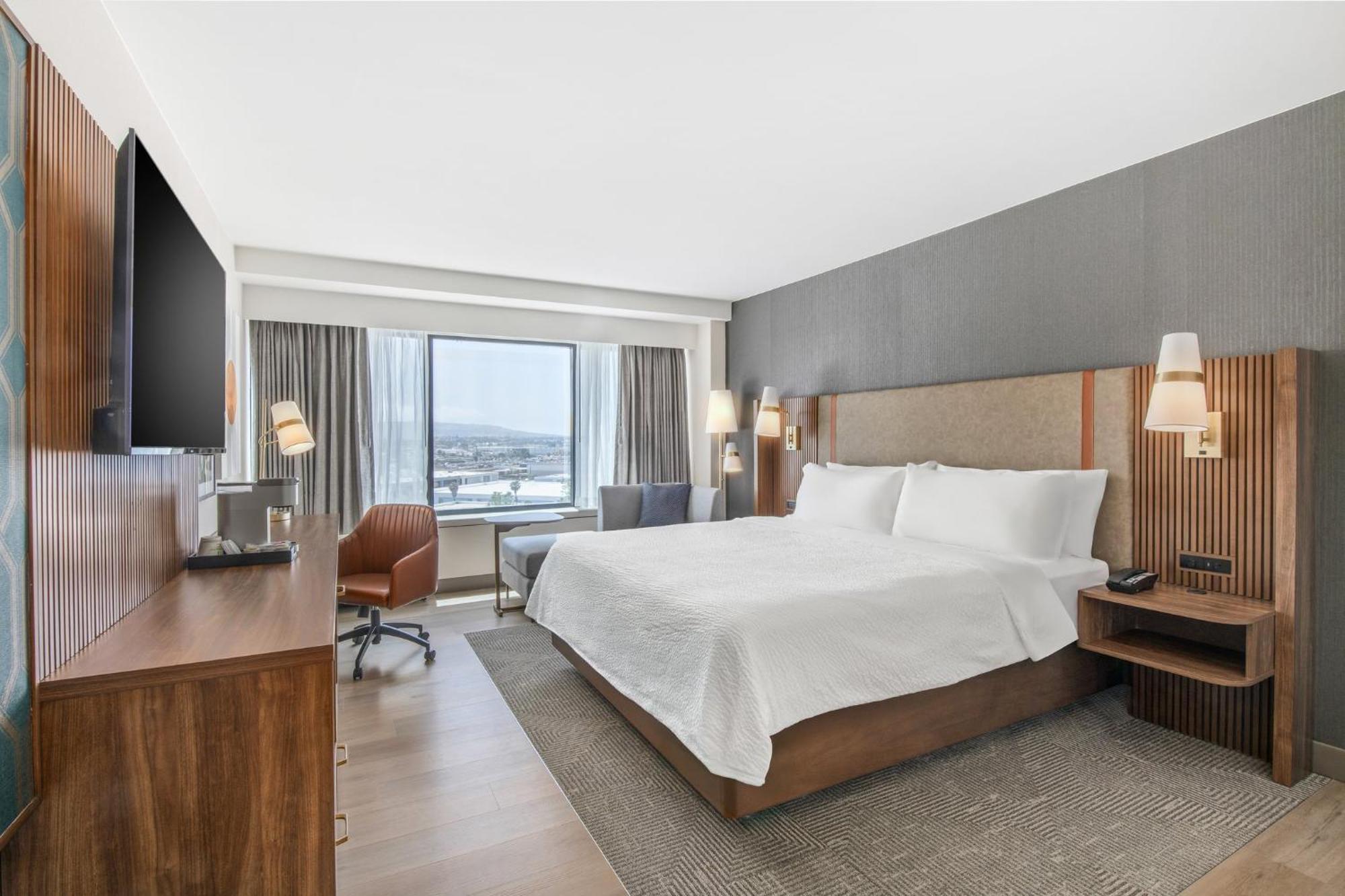 Standard King Room with Mobility Accessible Tub
