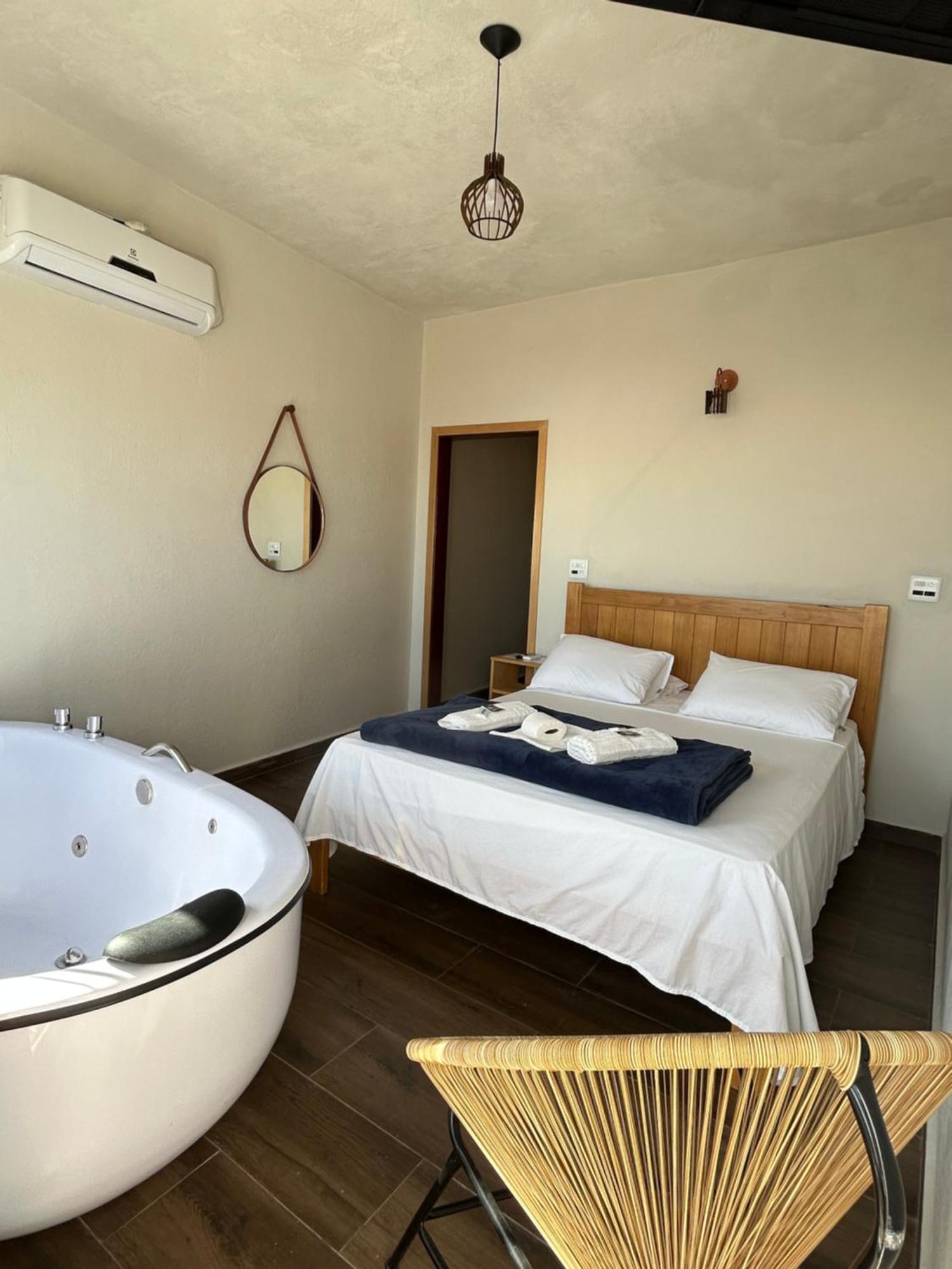 Quarto com Cama King-size e Banheira de Hidromassagem