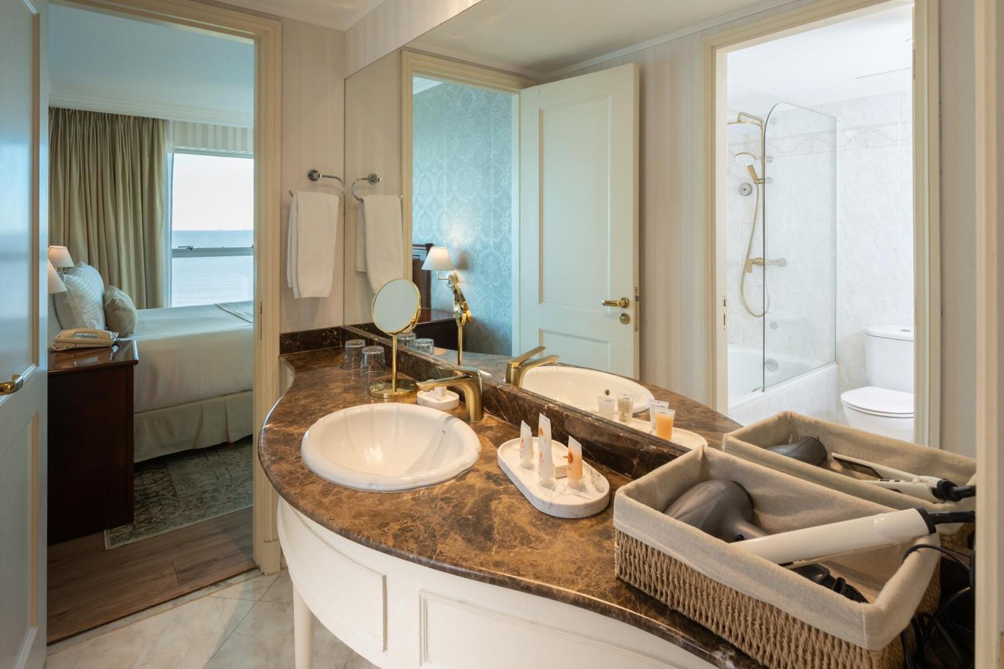 Corner Suite