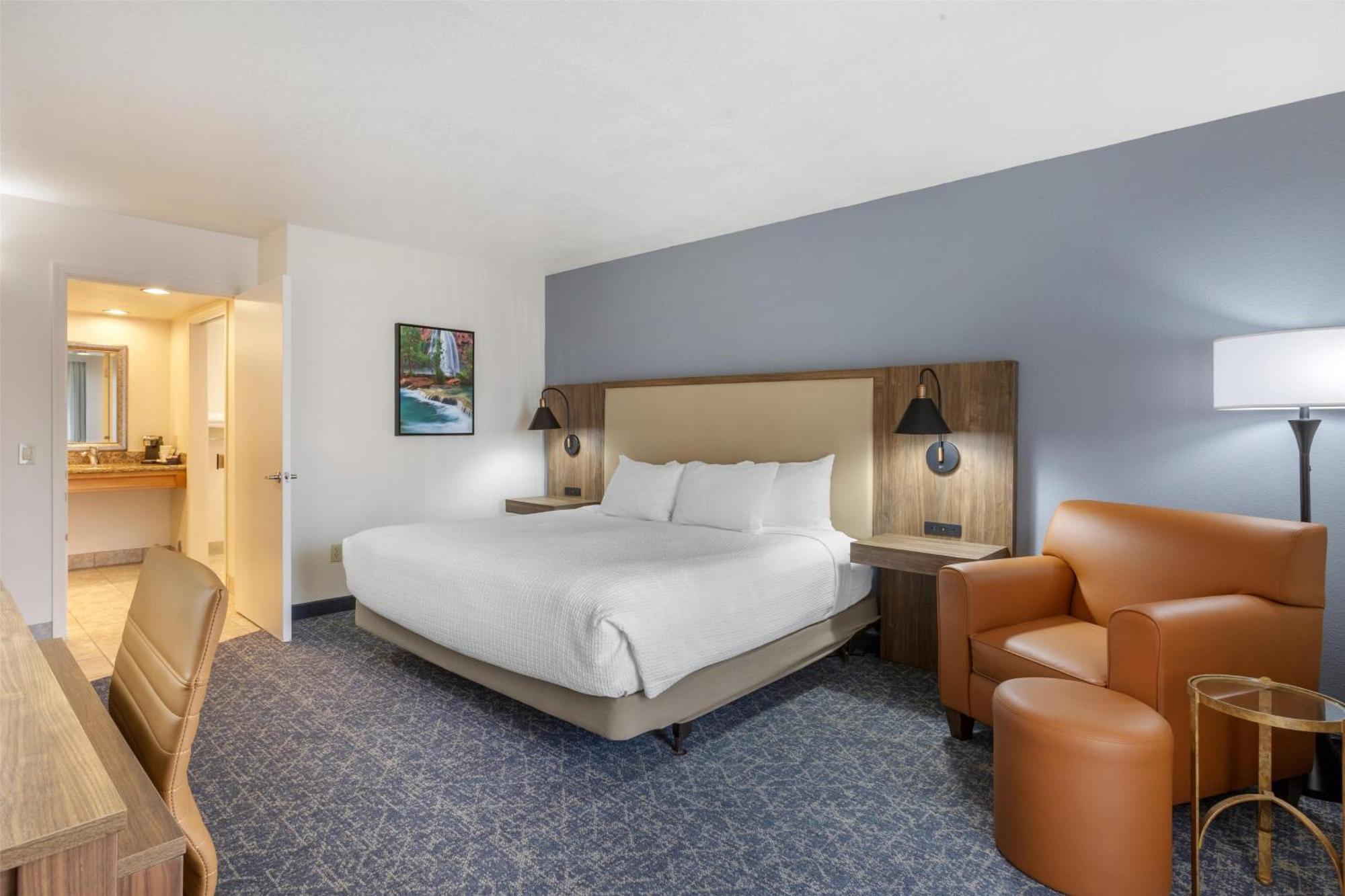 King Room with Roll-in-Shower - Disability Access/Non-Smoking