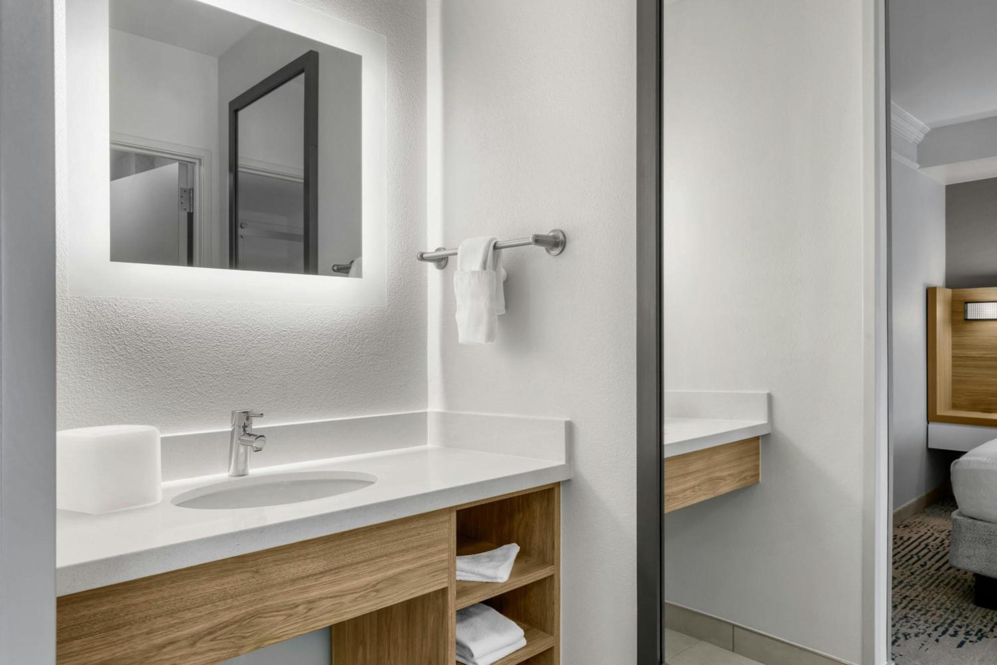 King Suite with Bathtub and Trundle Sofa - Mobility Access/Hearing Accessible