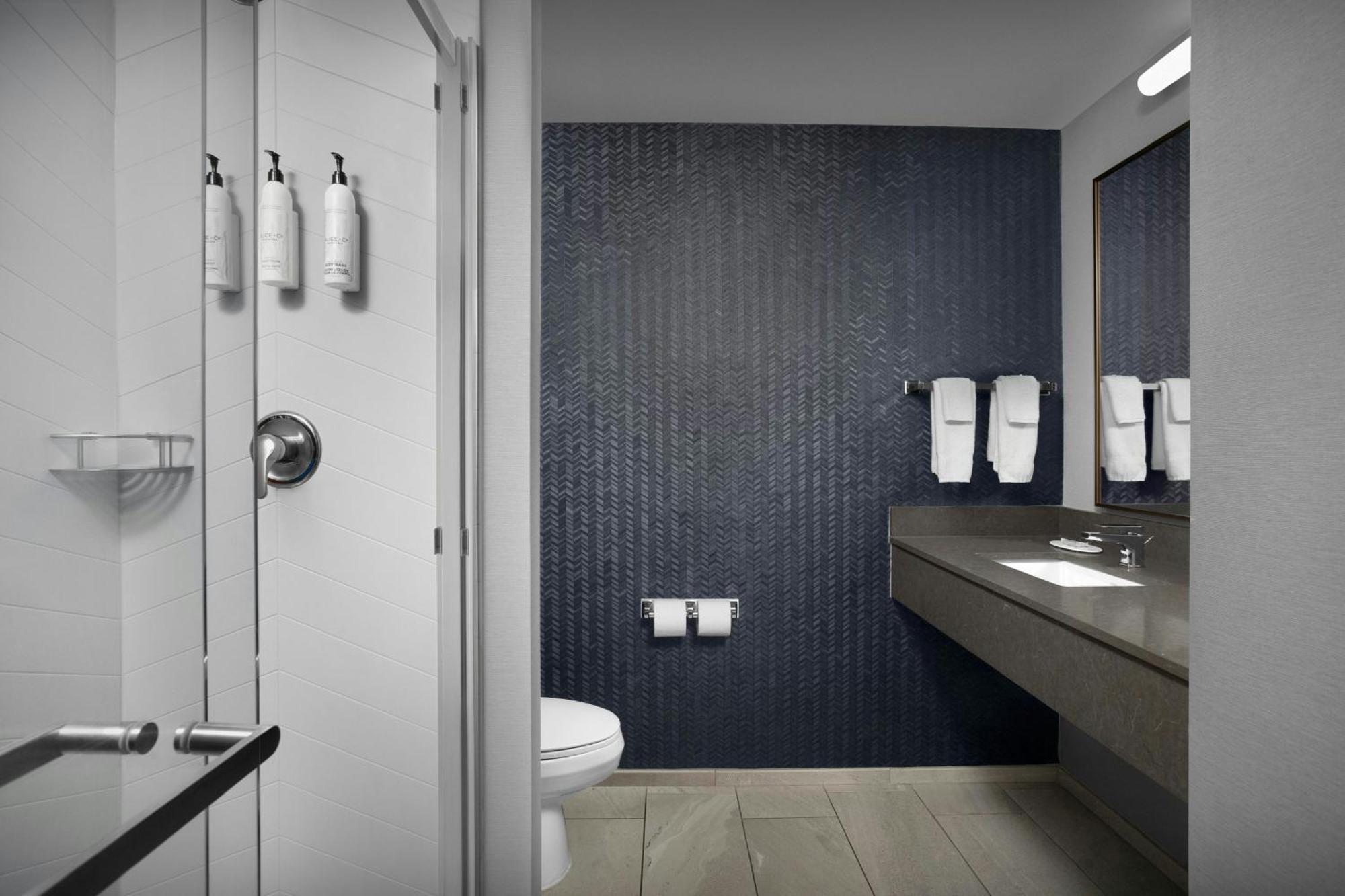 Queen Room with Two Queen Beds and Roll-In Shower - Mobility Access/Hearing Accessible