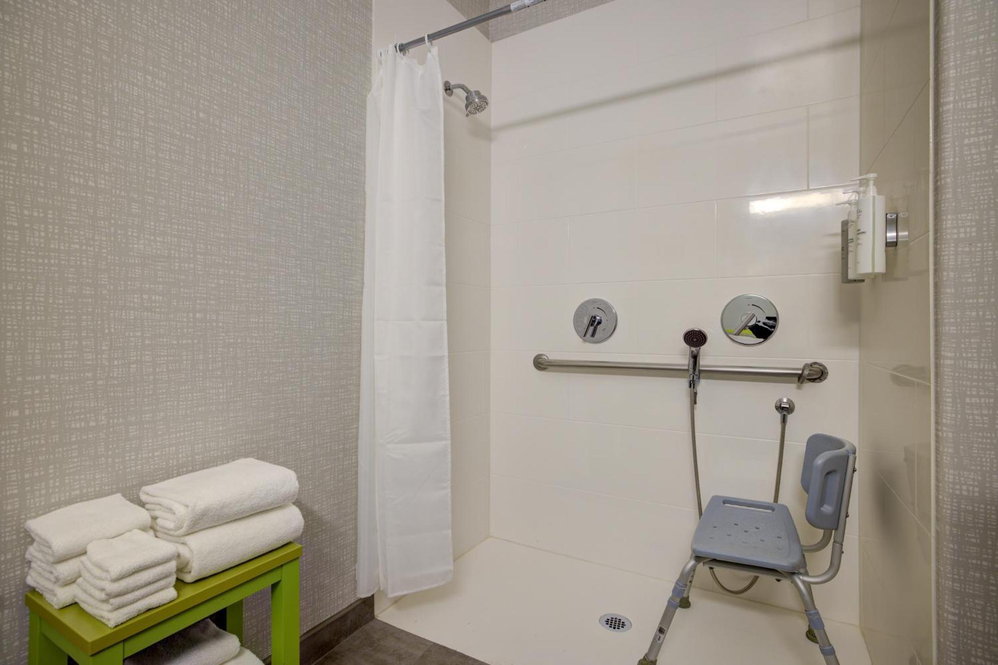 Queen Room with Two Queen Beds and Roll-In Shower - Mobility Access