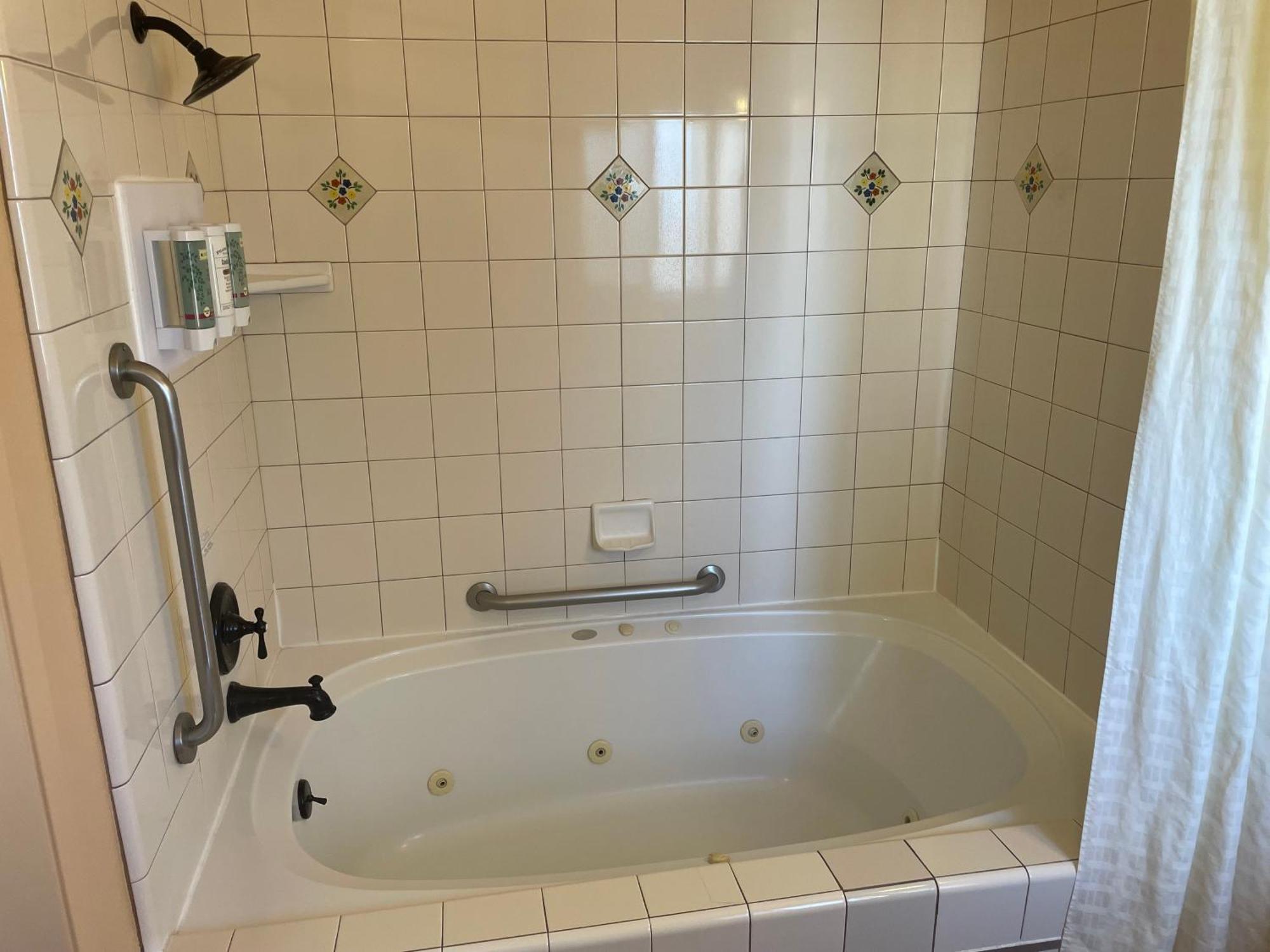 Larger King Room with Spa Bath, Fireplace and Sofa Bed - Non-Smoking