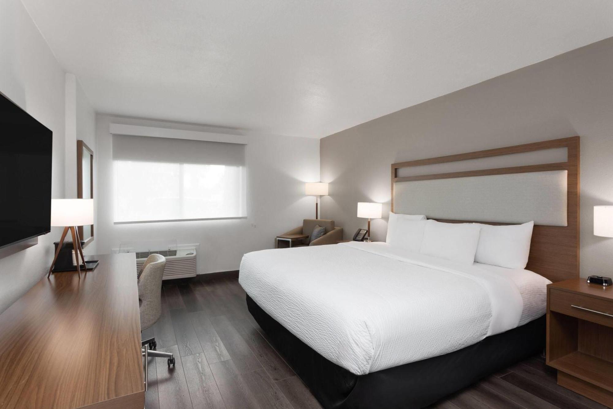 King Room with Bath Tub - Mobility/Hearing Accessible - Non-Smoking