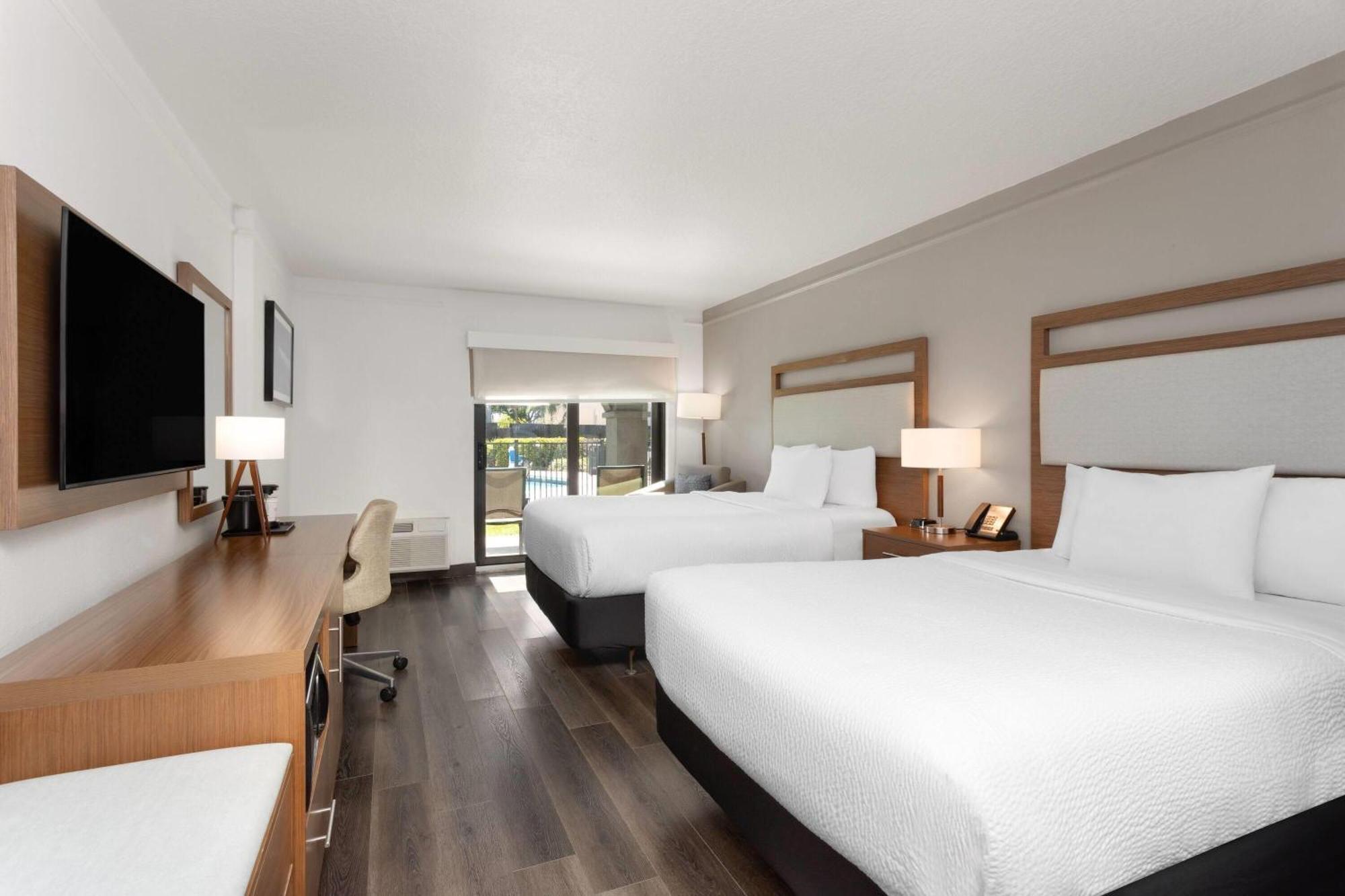 Deluxe Double Room with Two Double Beds - Poolside