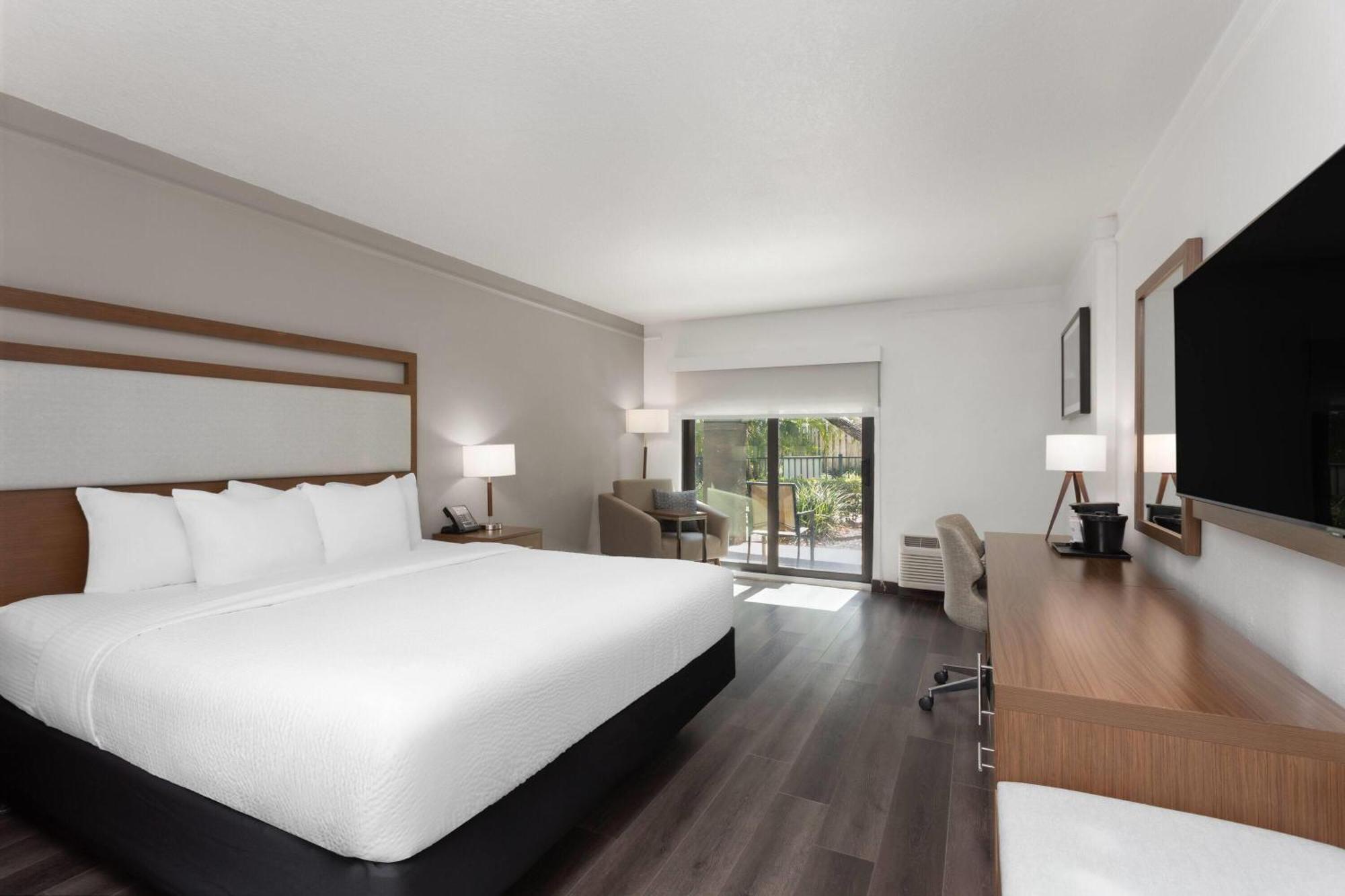 Executive King Room - Poolside