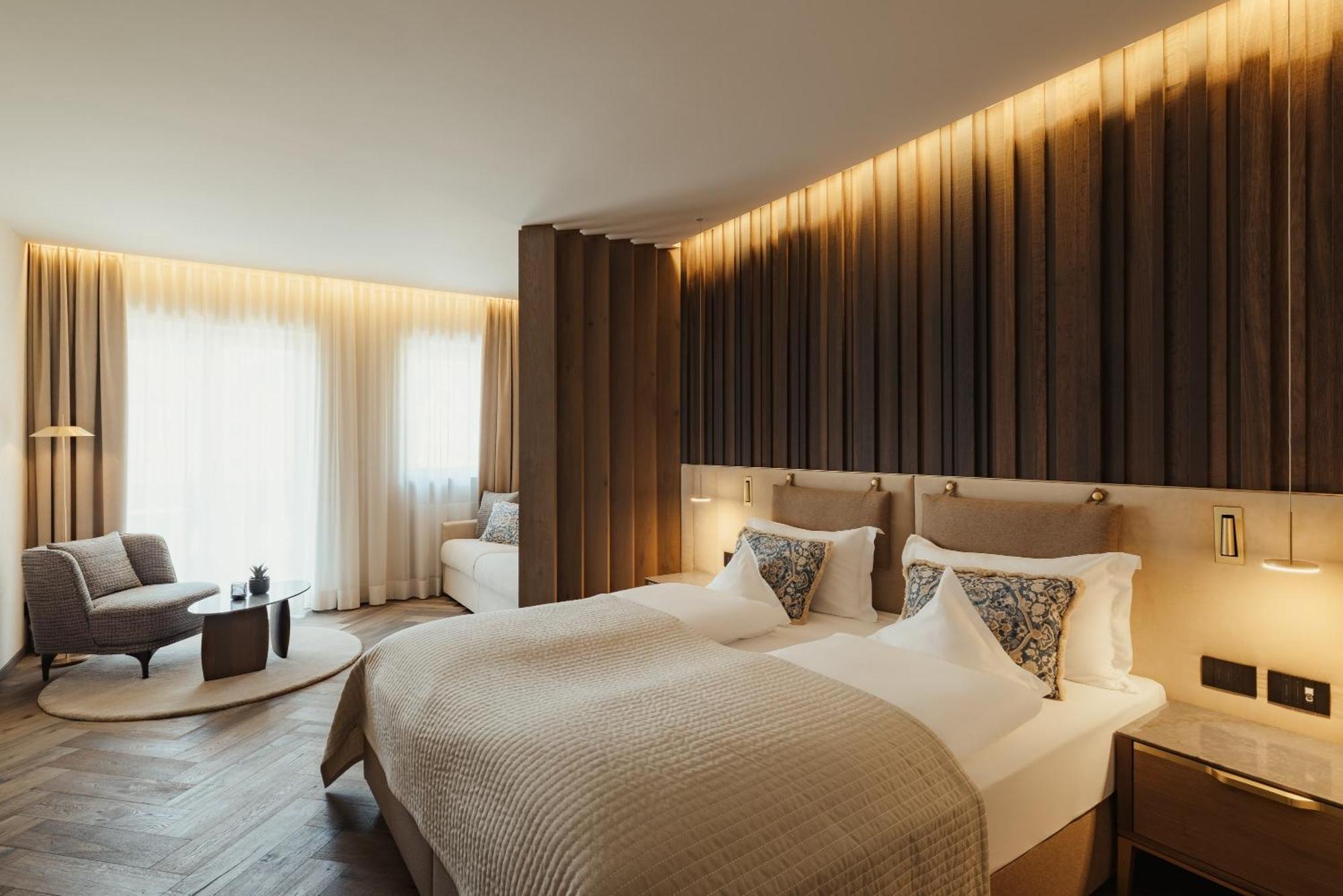 Deluxe Room,1695324678:JPEG