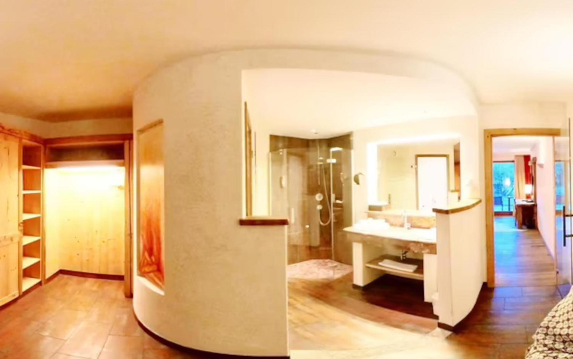 Familienzimmer mit 2 Schlafzimmern, 1 Doppelbett und 1 Etagenbett, Balkon, Bergblick und gemütlicher Sitzecke