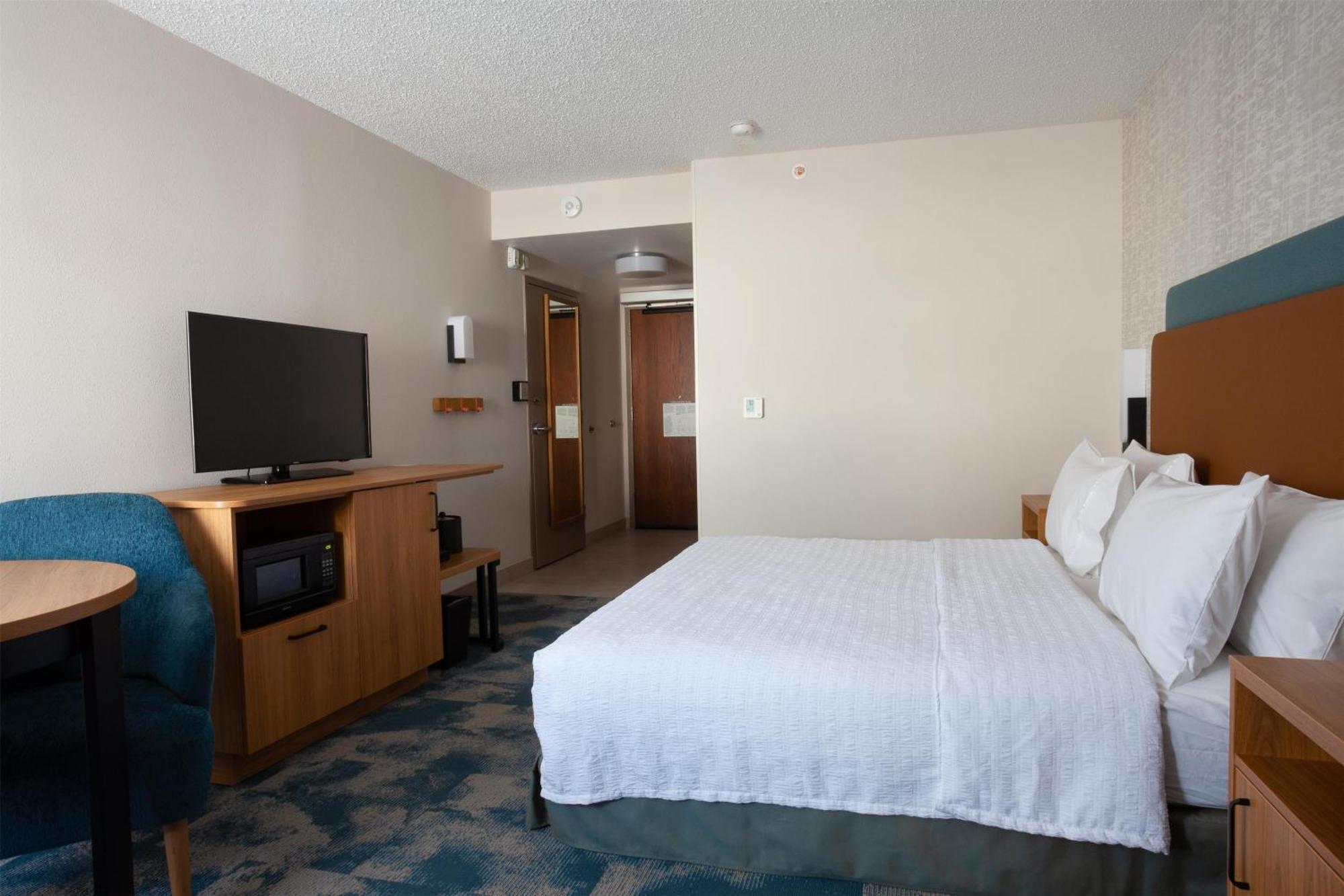 King Room with Bath Tub - Mobility and Hearing Access