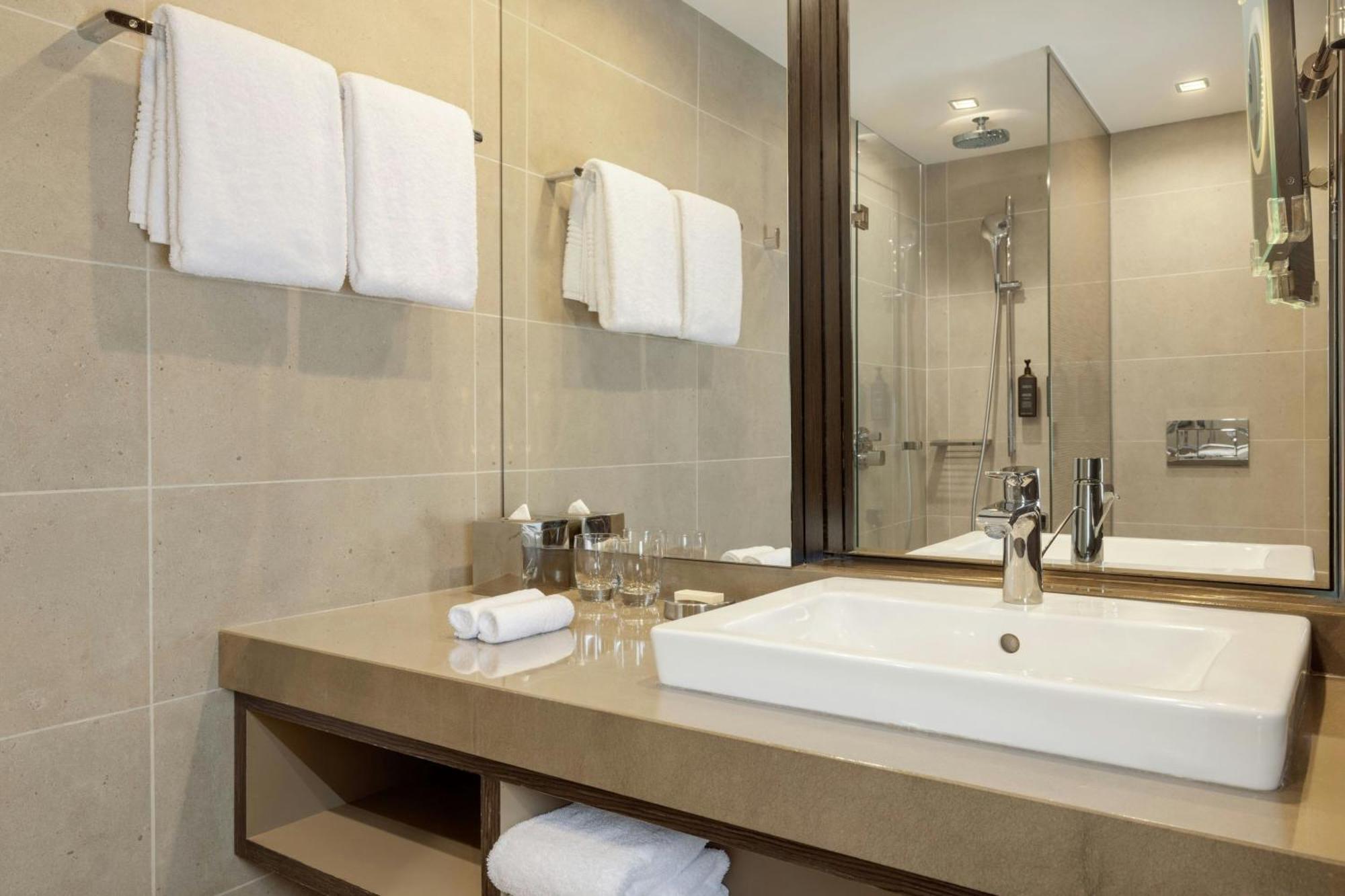 Deluxe King with Balcony, Guest room, 1 King, City view