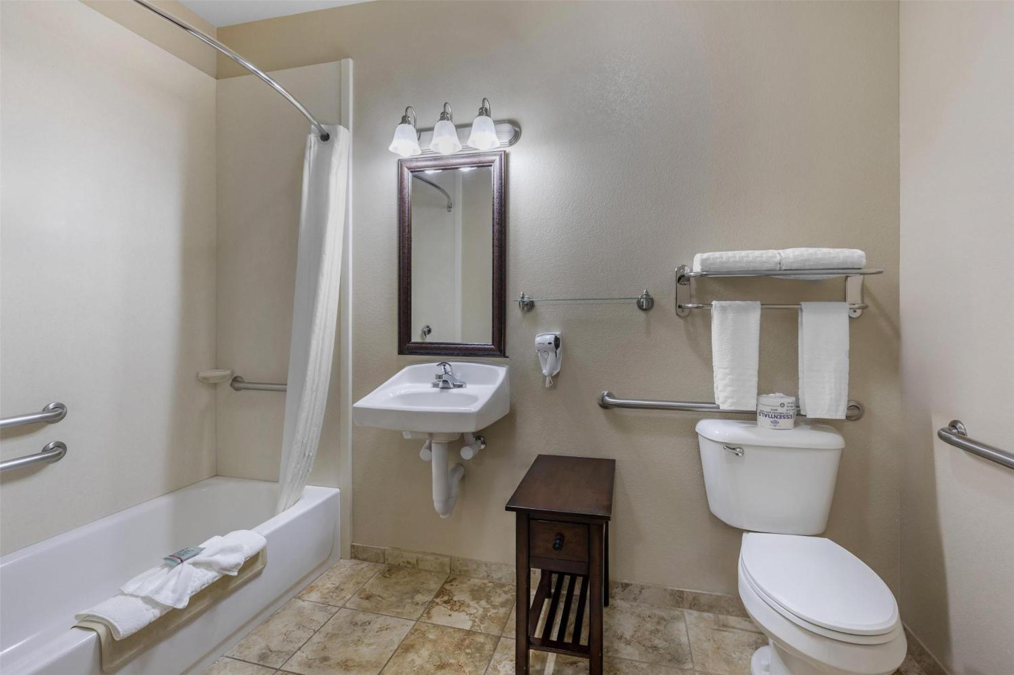 One-Bedroom King Suite Bath Tub Sofa Bed Kitchenette Disability or Non-Smoking