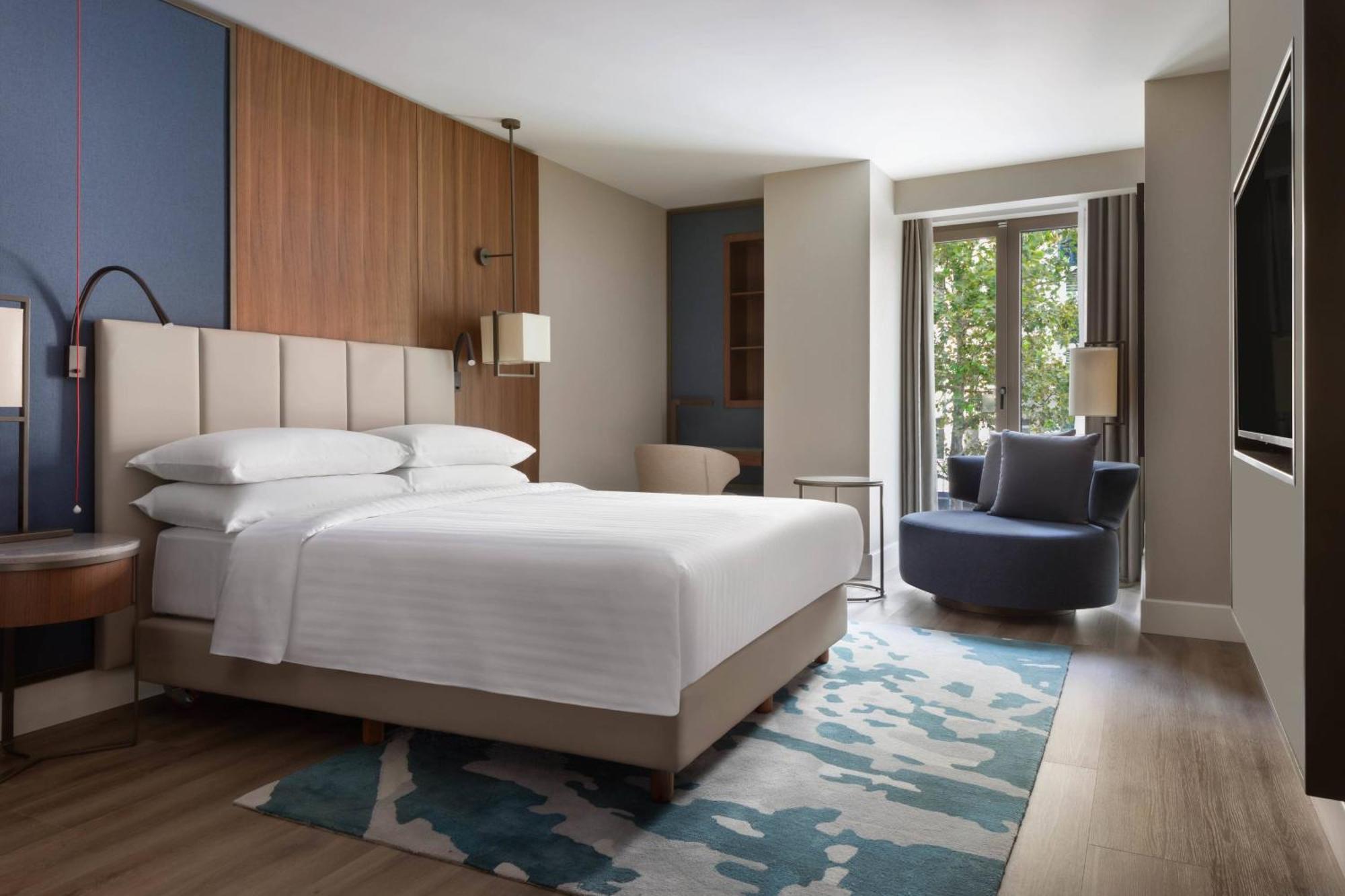 Zimmer mit Kingsize-Bett und Stadtblick