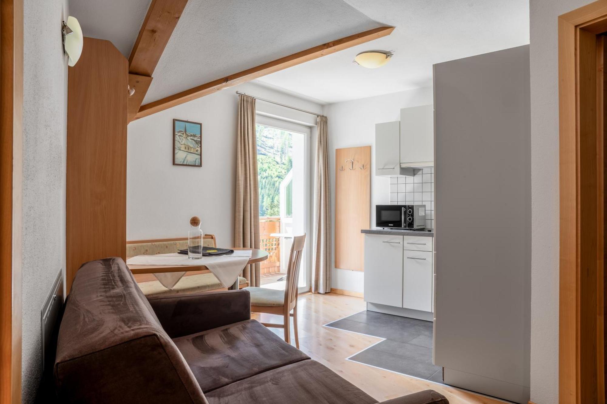One-Bedroom Apartment Balcony Mountain View