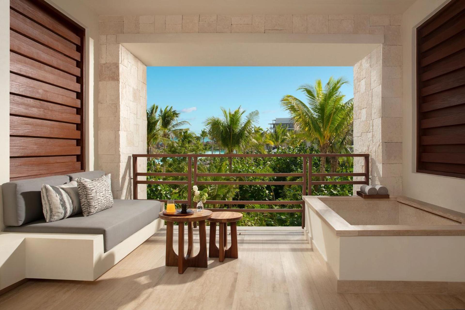 Suite Junior Preferred Club con vistas tropicales y cama extragrande