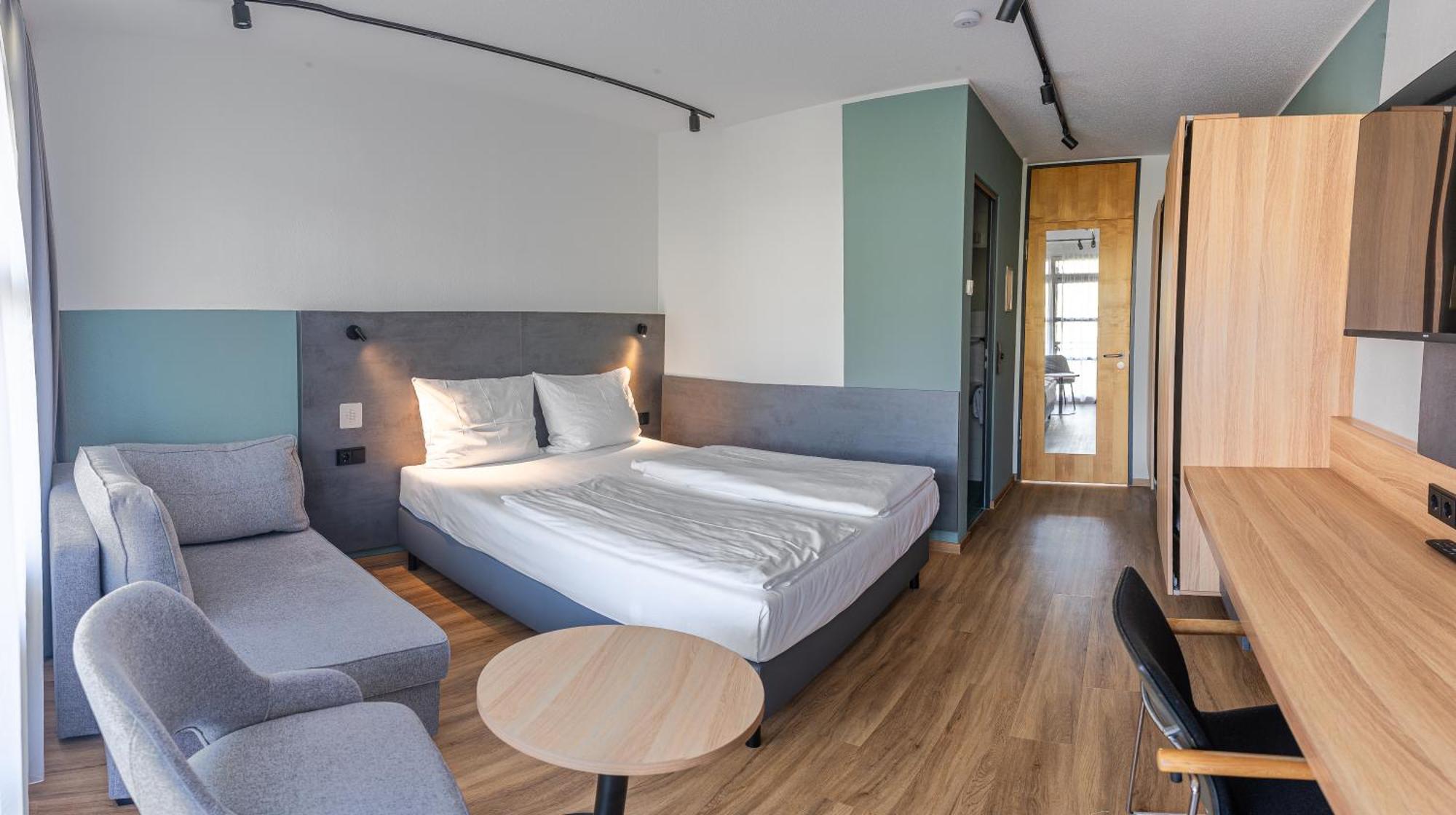 Zimmer mit Queensize-Bett und Balkon