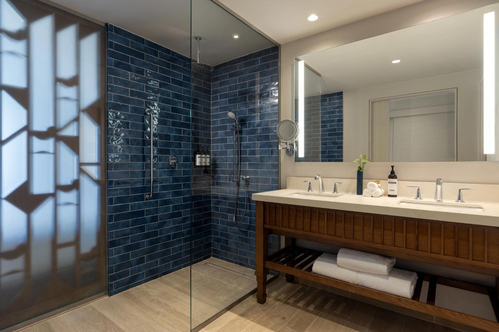 Deluxe Corner Ocean View King